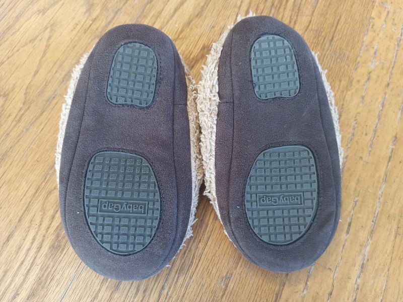 Baby Gap Teddy Bear Slippers size 9/10, Shoes 9 (Toddler:2-4yr)
