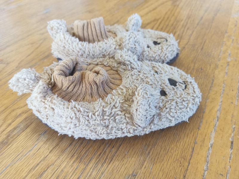 Baby Gap Teddy Bear Slippers size 9/10, Shoes 9 (Toddler:2-4yr)