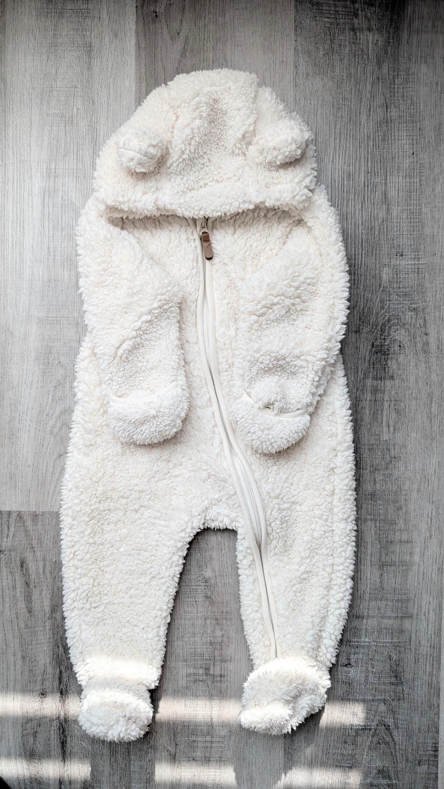 EUC H&M Sherpa Bunting Suit White, Kids 6 Month (3-6M)