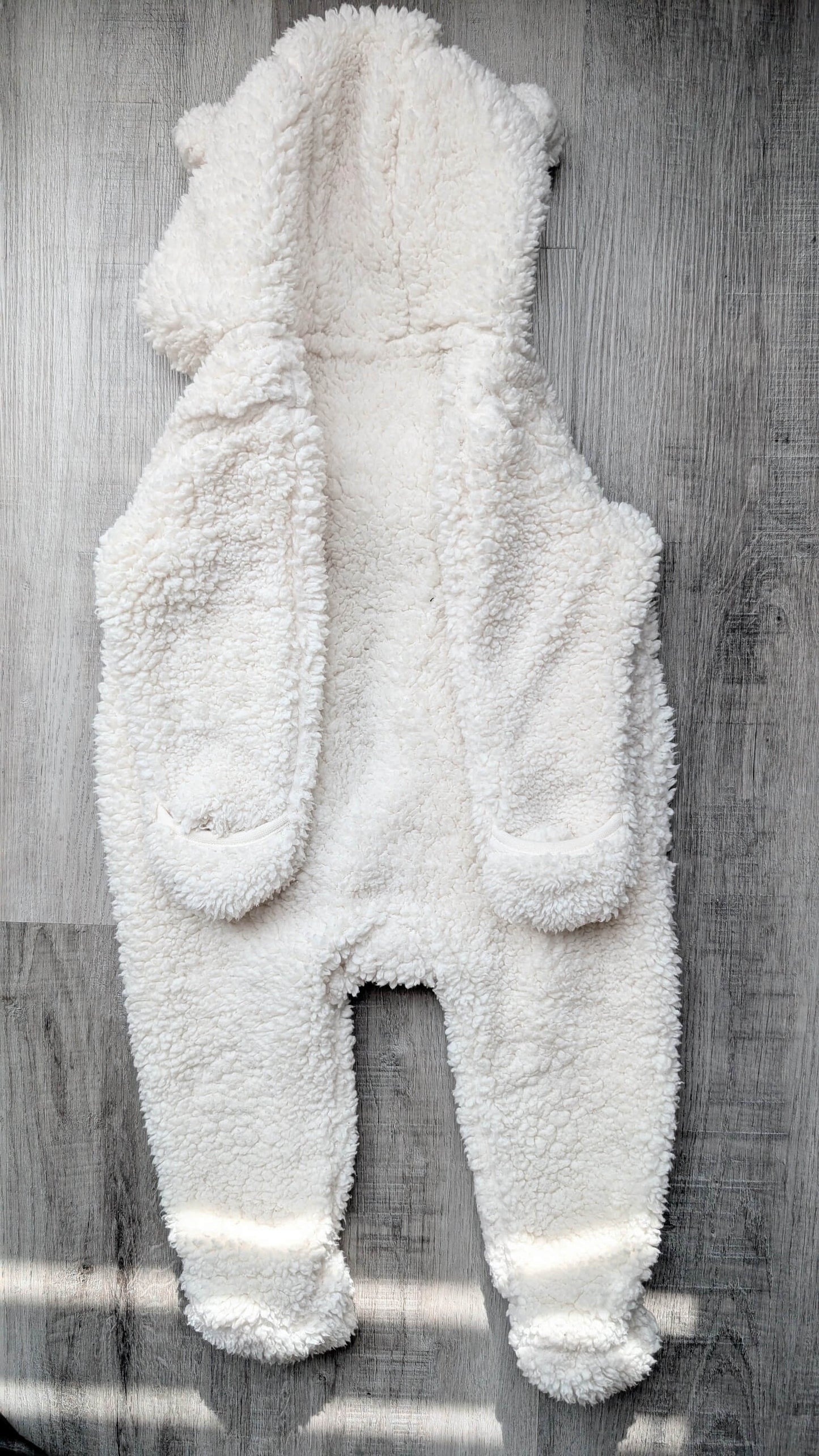 EUC H&M Sherpa Bunting Suit White, Kids 6 Month (3-6M)