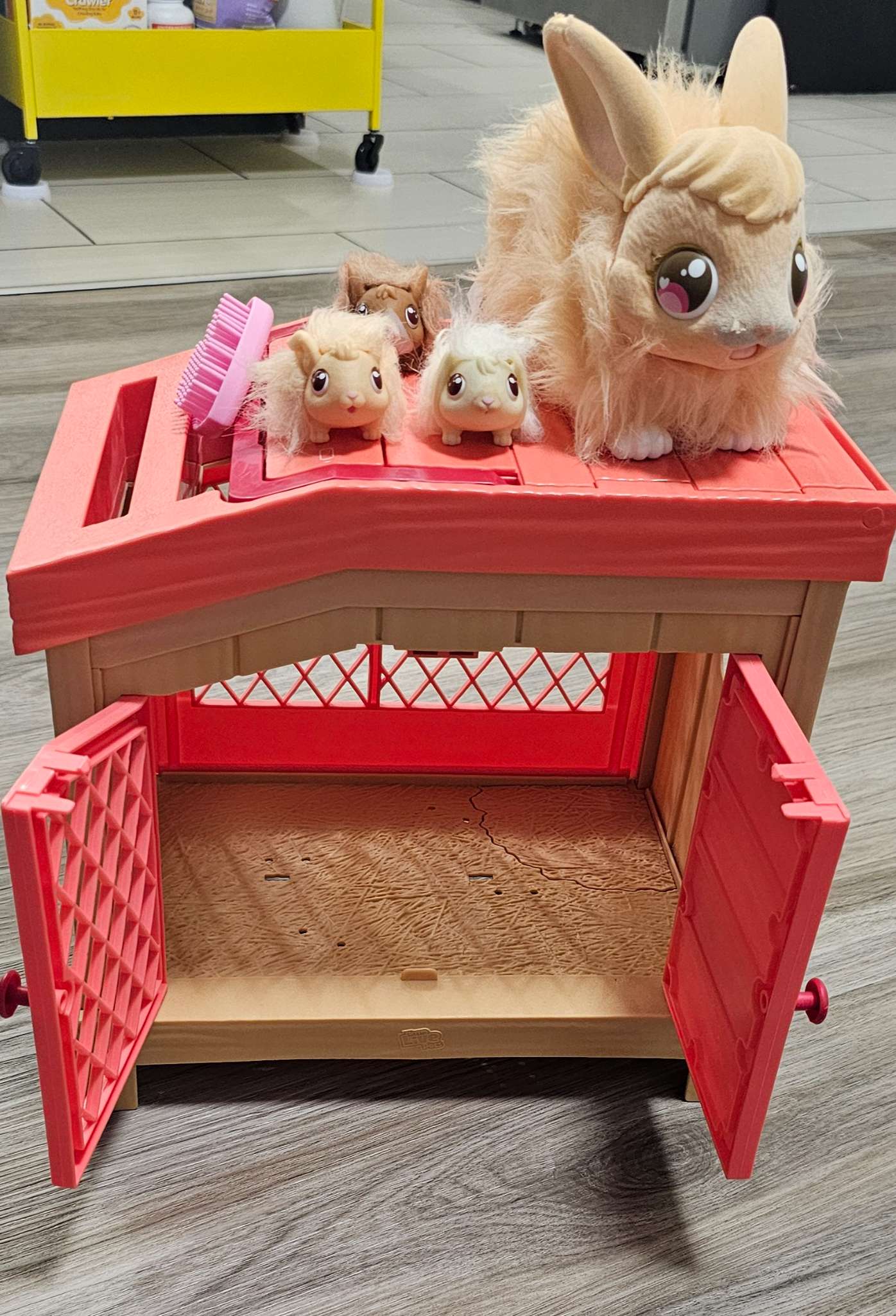 Little Live Pets Mama Surprise Guinea Pig Hutch and Babies