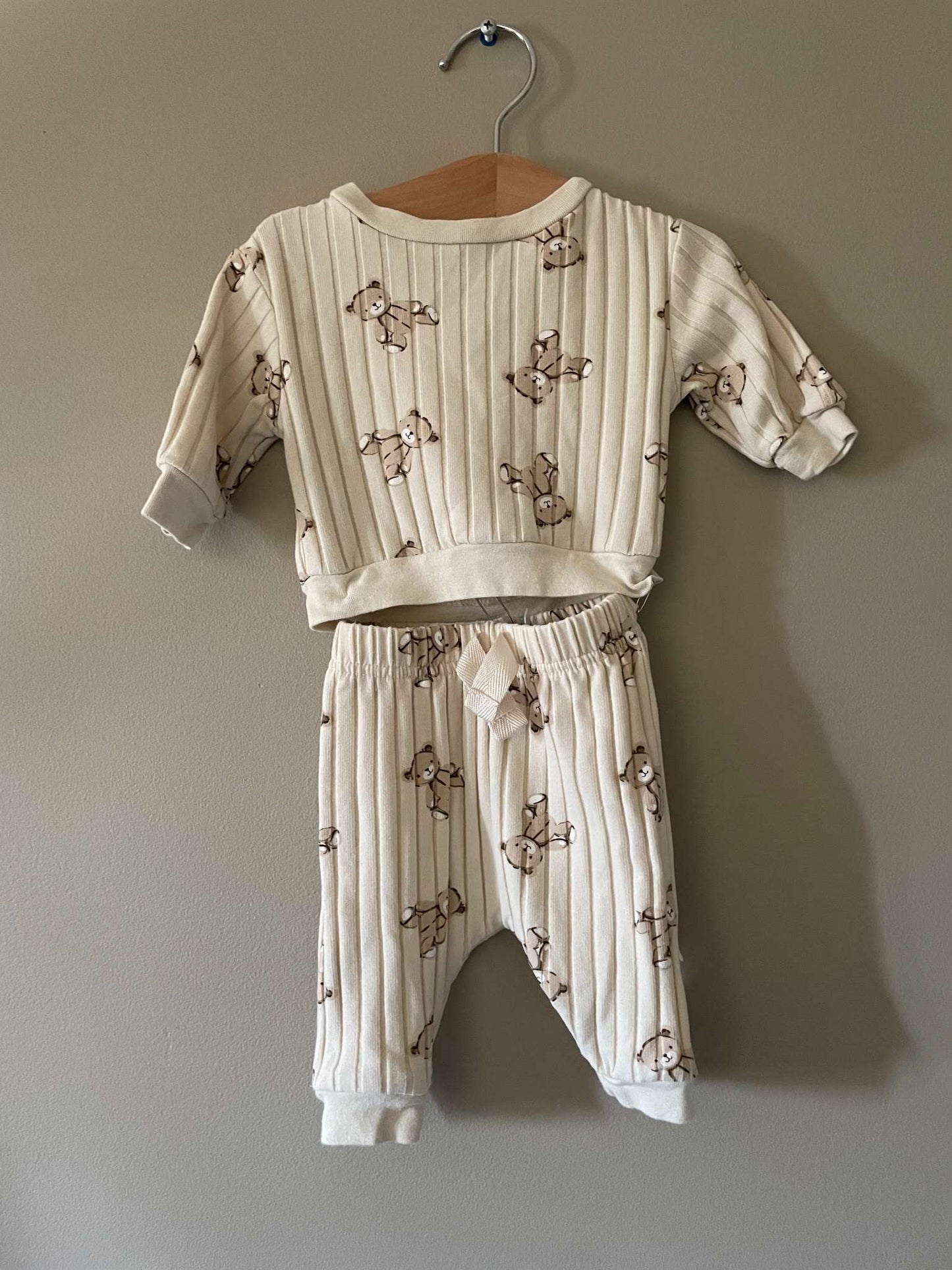 Set of Sweater/Pants with 2 baby shoes; 0-3 Months , Kids 3 Month (0-3M)
