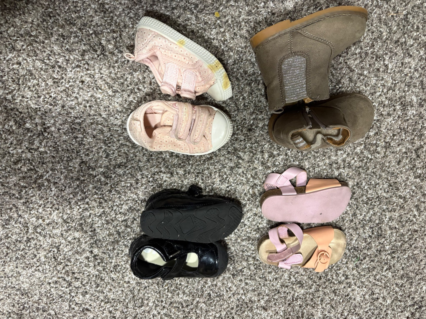 Size 4 infant shoes/4 pairs, Shoes 4 (Baby: 0-12 mth)