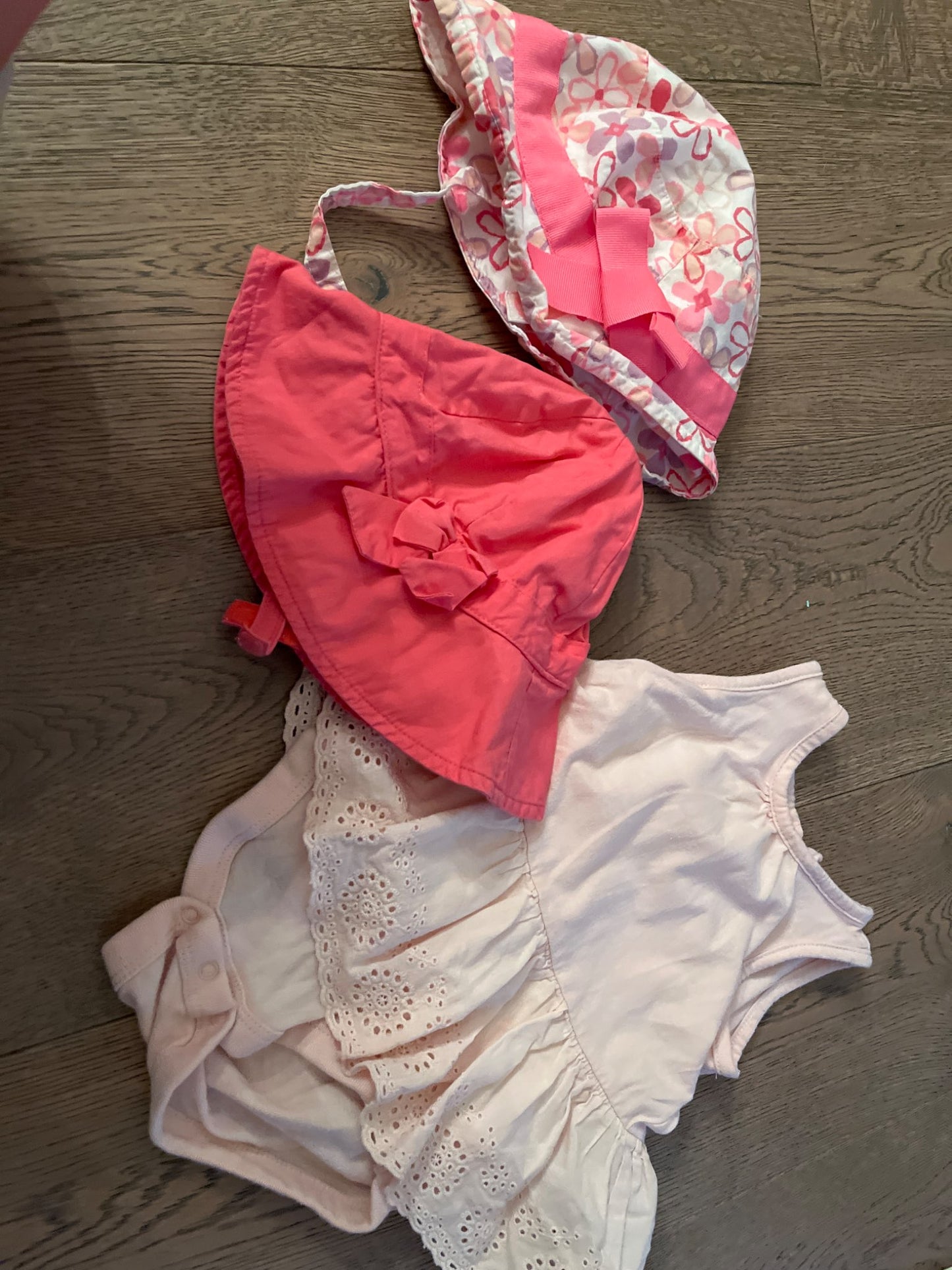 Baby Gap onesie with skirt and two sun hats, Kids 12 Month (9-12M)