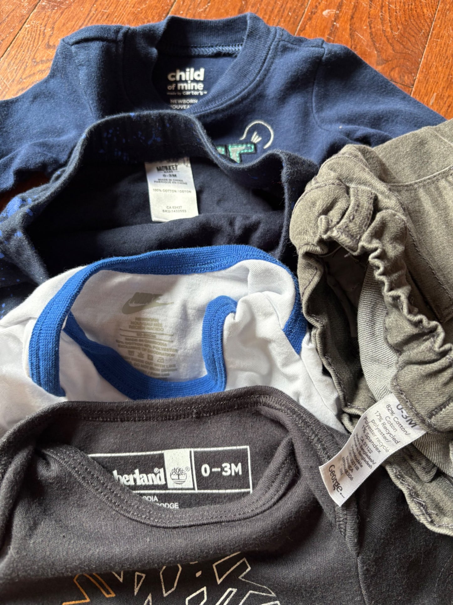 3 onesies and 2 pants newborn/0-3 months , Kids 3 Month (0-3M)