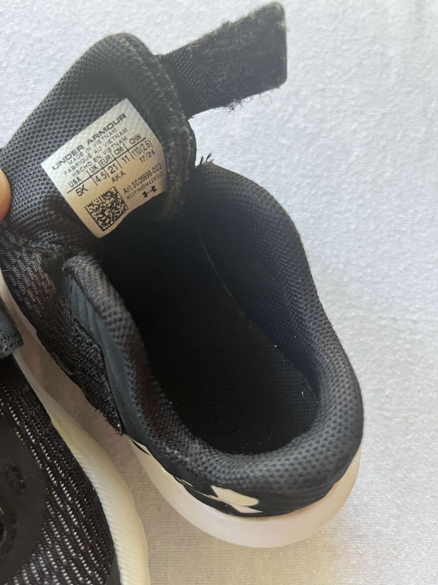 Under Armour Boys Runners, Size 5, Shoes 5 (Walkers:12-24 mth)