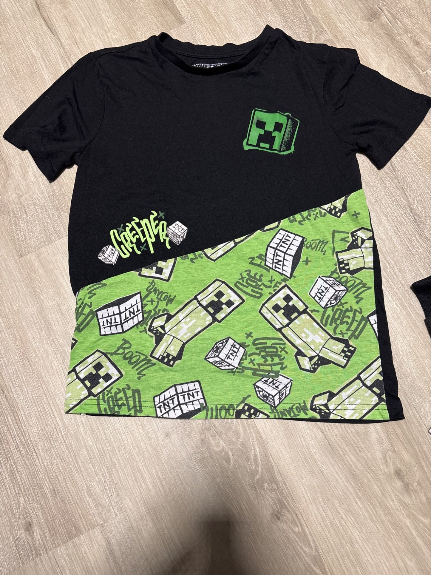 Minecraft Graphic Black and Green Shirt 10-12, Kids 10