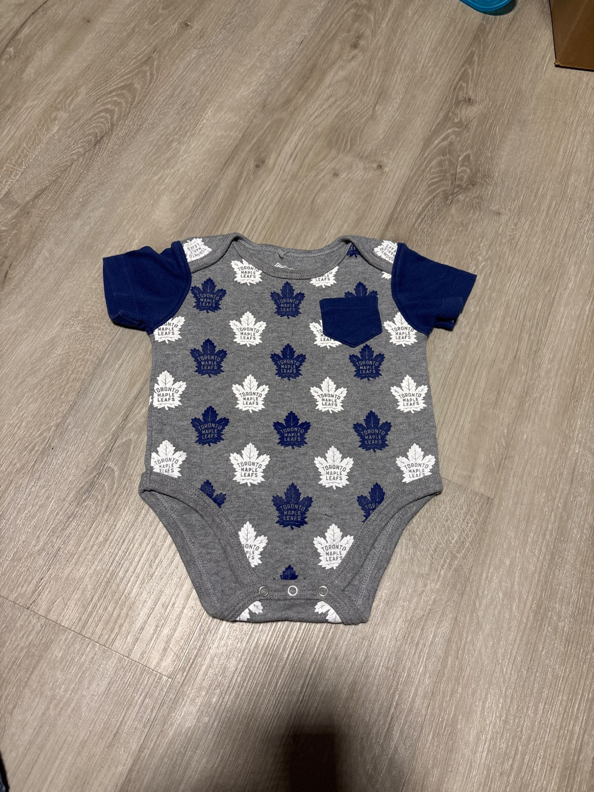 NHL Toronto Maple Leafs Onesie 6-9M, Kids 9 Month (6-9M)