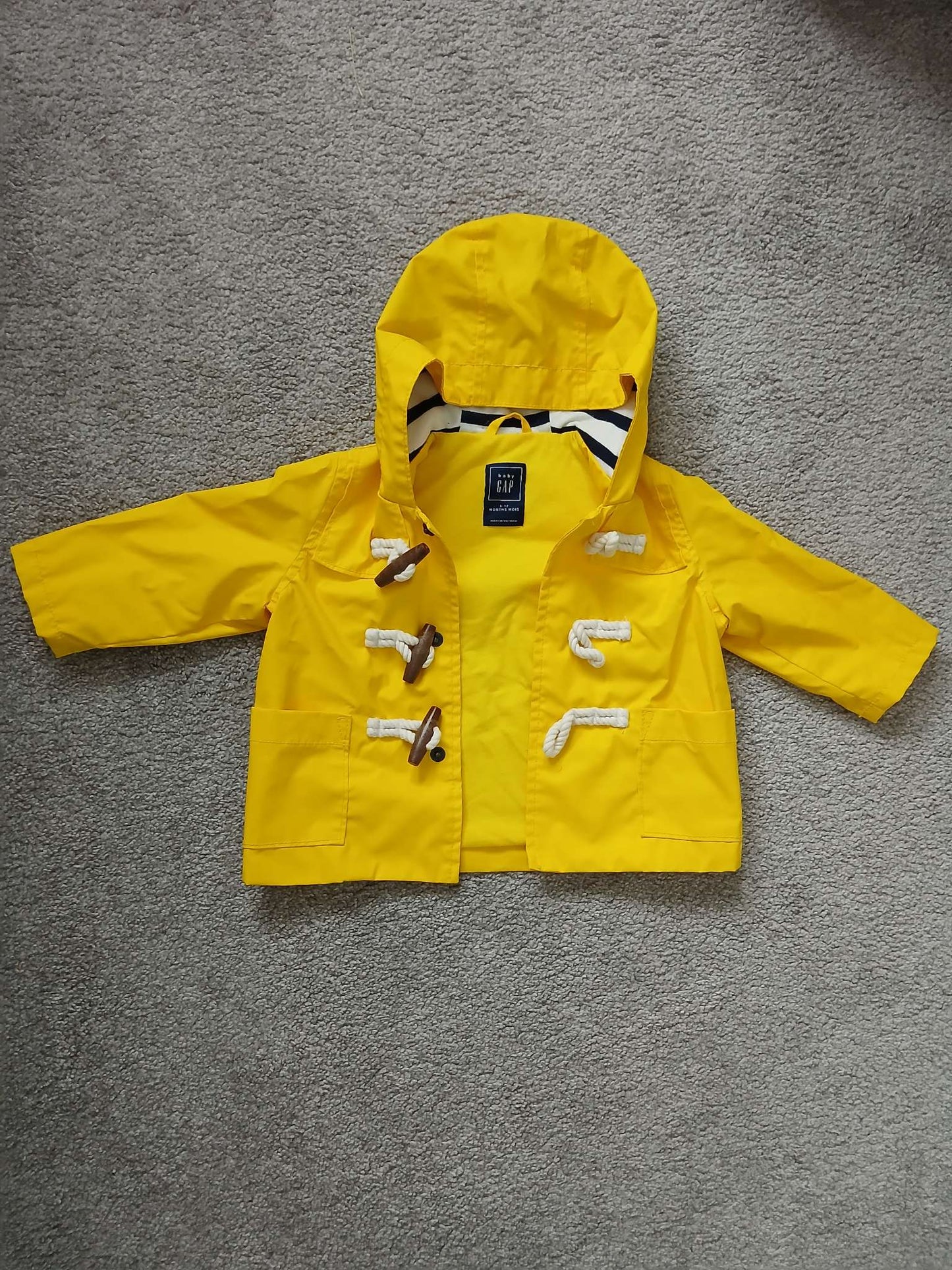 Baby Gap yellow rain jacket 6 to 12m, Kids 9 Month (6-9M)