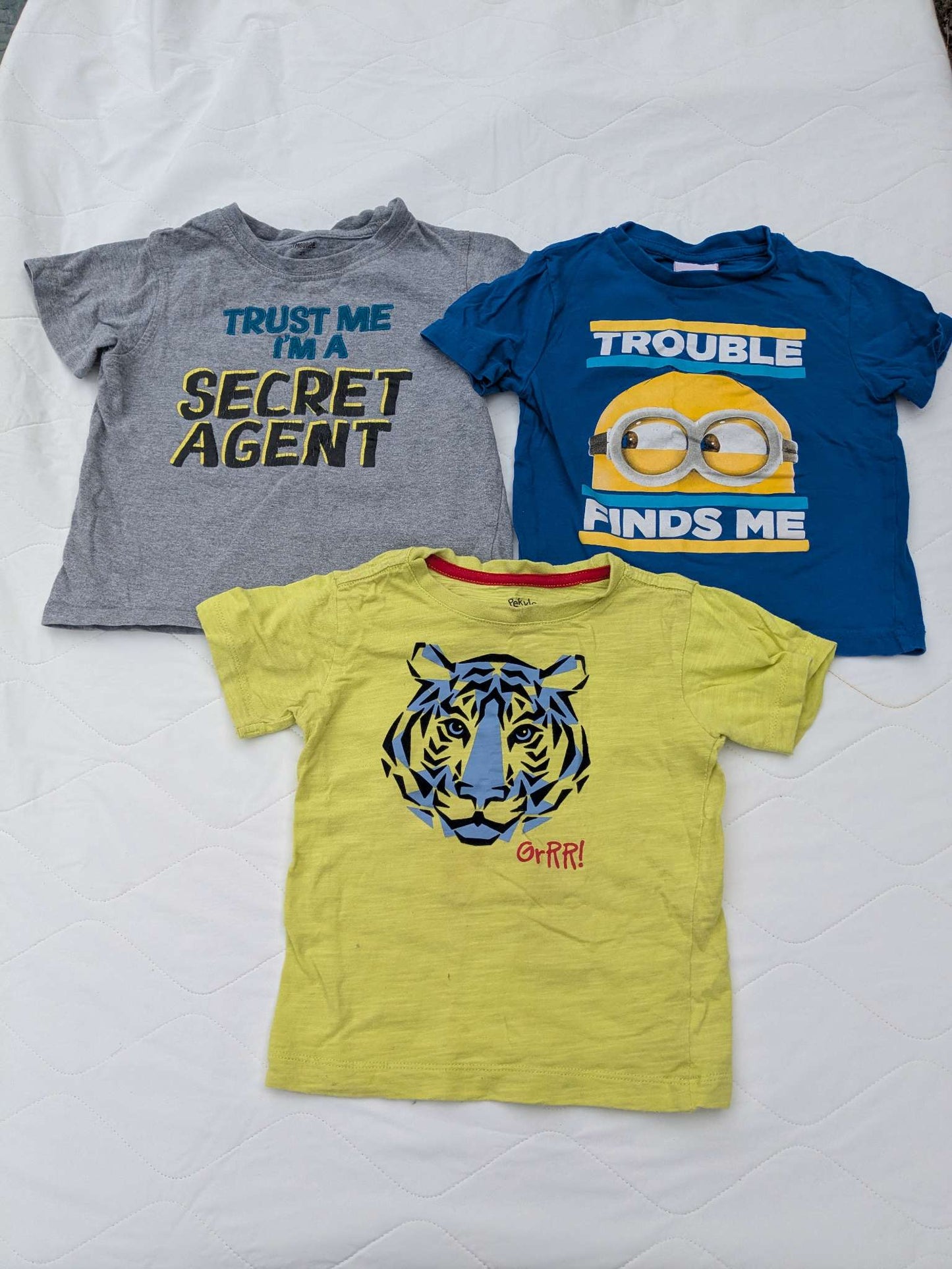 Bundle of 3 graphic tshirts, including a minion shirt, size 2T, Kids 2T