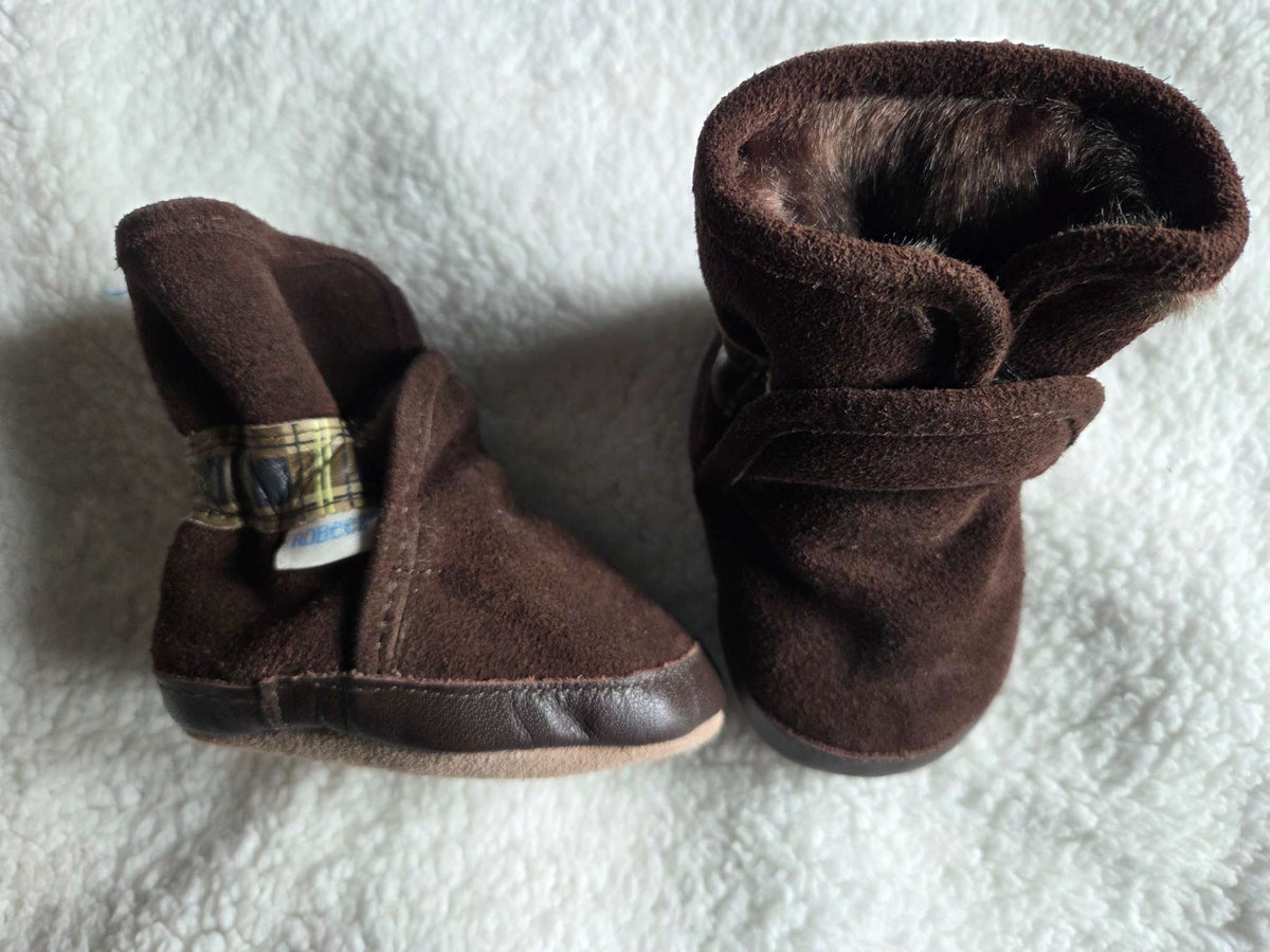 Robeez comfy ankle booties- size 0-6 months, Shoes 0 (Baby: 0-12 mth)