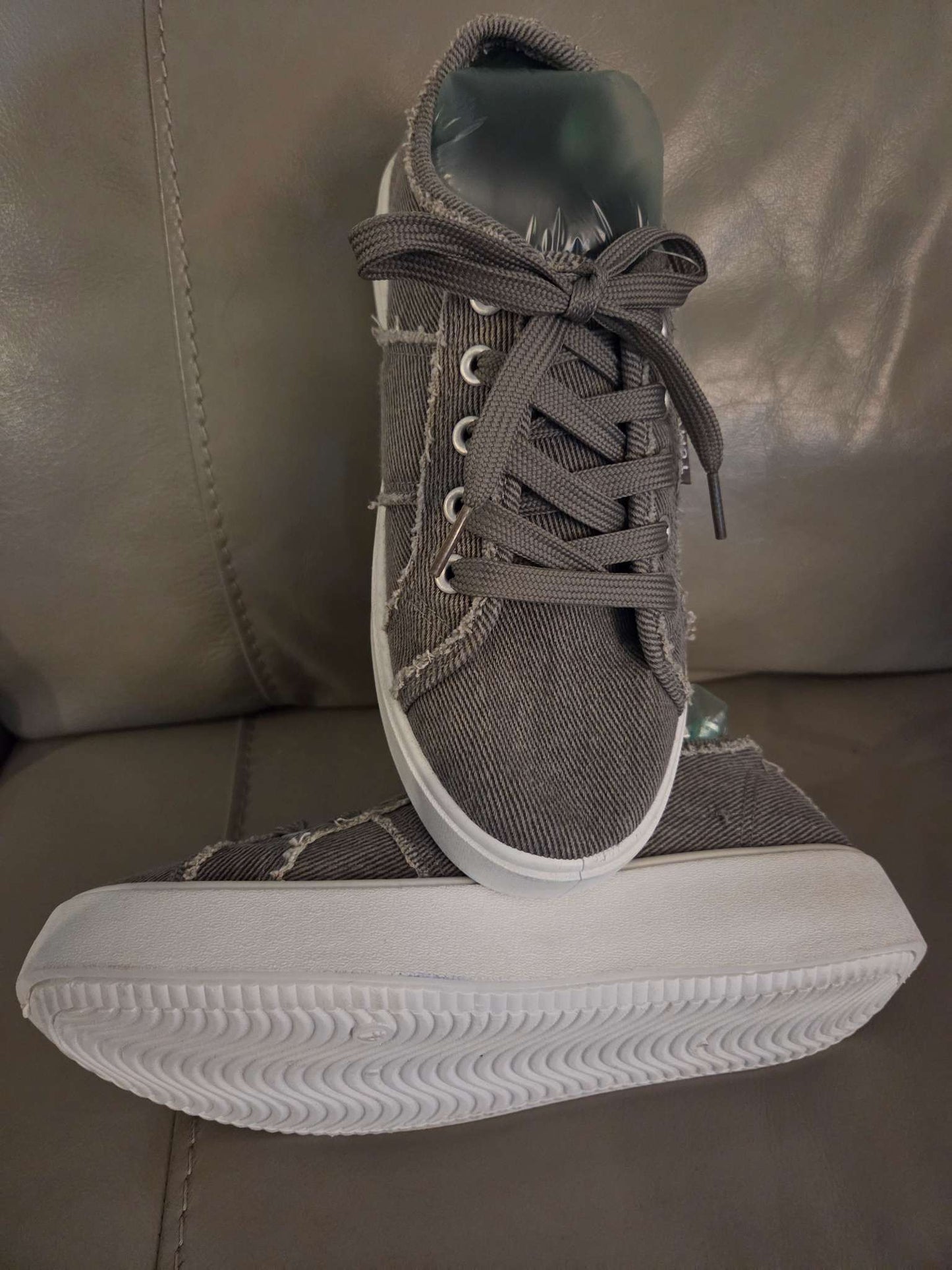 Canvas lace-up shoes- size 4, Shoes 4 (Big Kids:8–12yr)