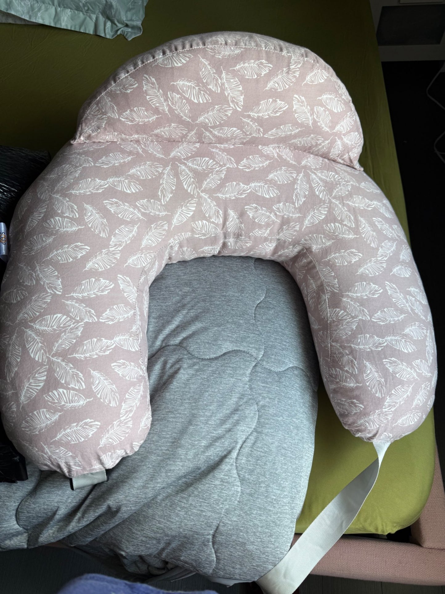 Momcozy feeding pillow