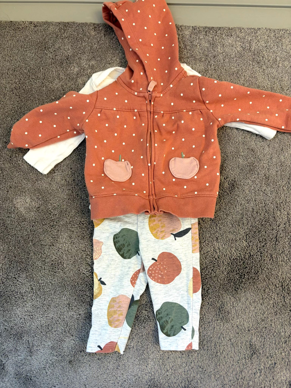 Carter's matching set - adorable apples sweater set (3-6 months), Kids 6 Month (3-6M)