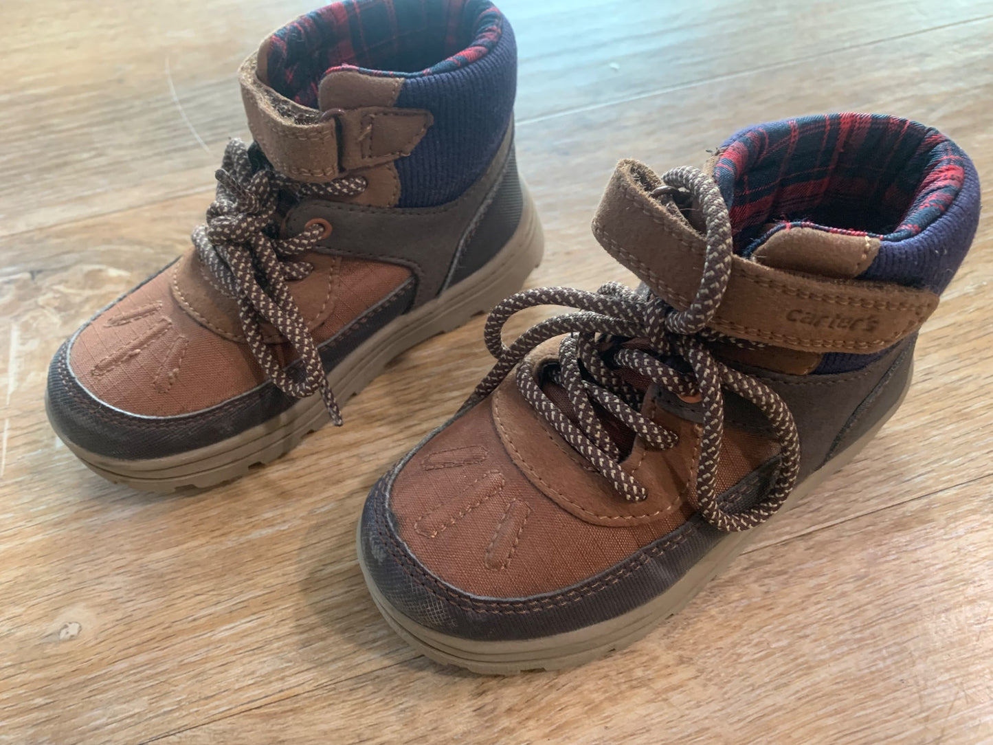 Carters boys winter short boot size 10, Shoes 10 (Toddler:2-4yr)