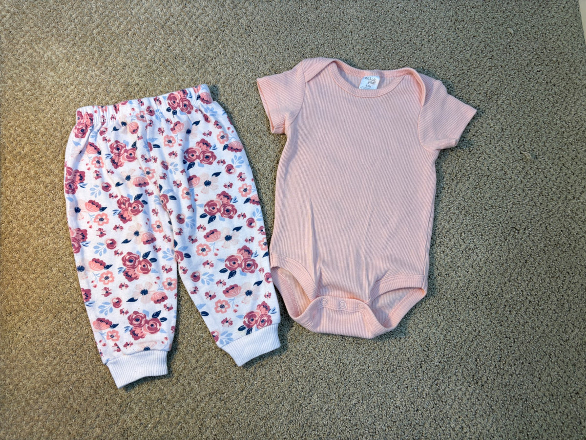 Soft pink and floral cozy outfit 6-9 months, Kids 9 Month (6-9M)