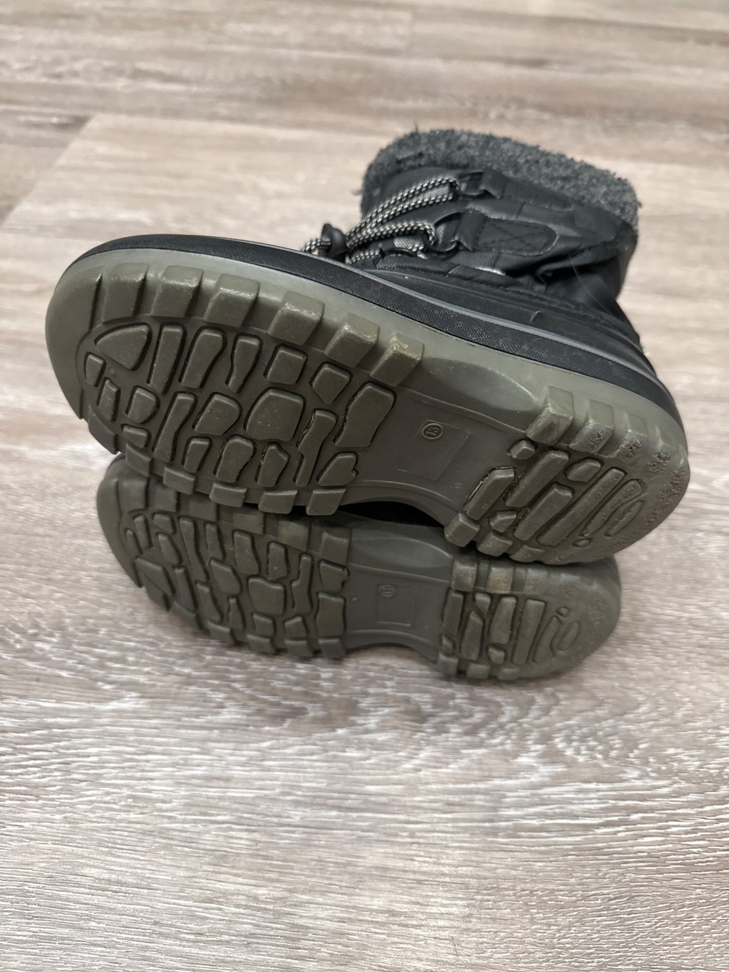 Size Thirteen boys Thinsulate boots- some wear, Shoes 13 (Kids:4-8yr)