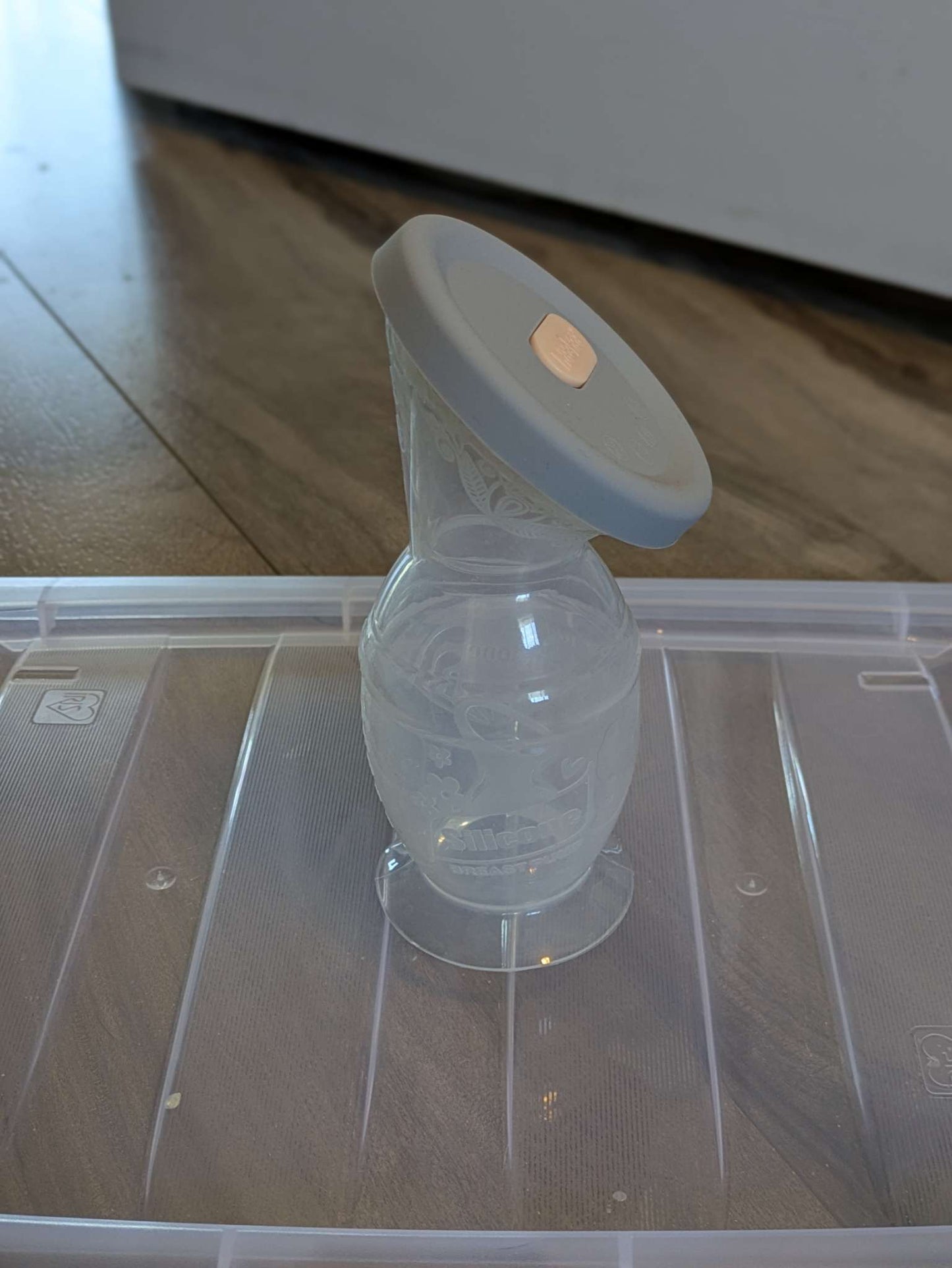 Haakaa silicone breast pump with lid