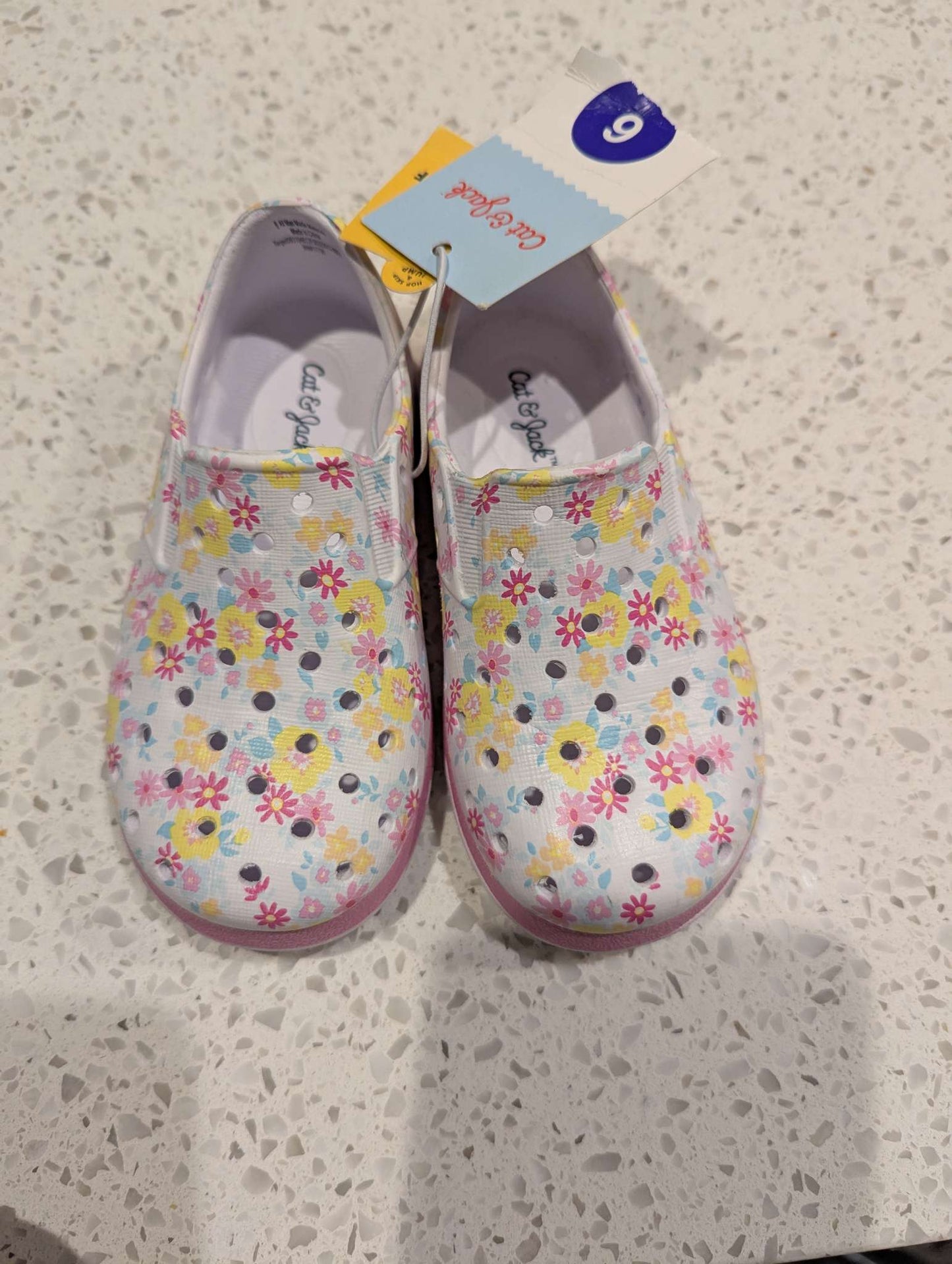 Cat and Jack new water shoes size 6, Shoes 6 (Walkers:12-24 mth)
