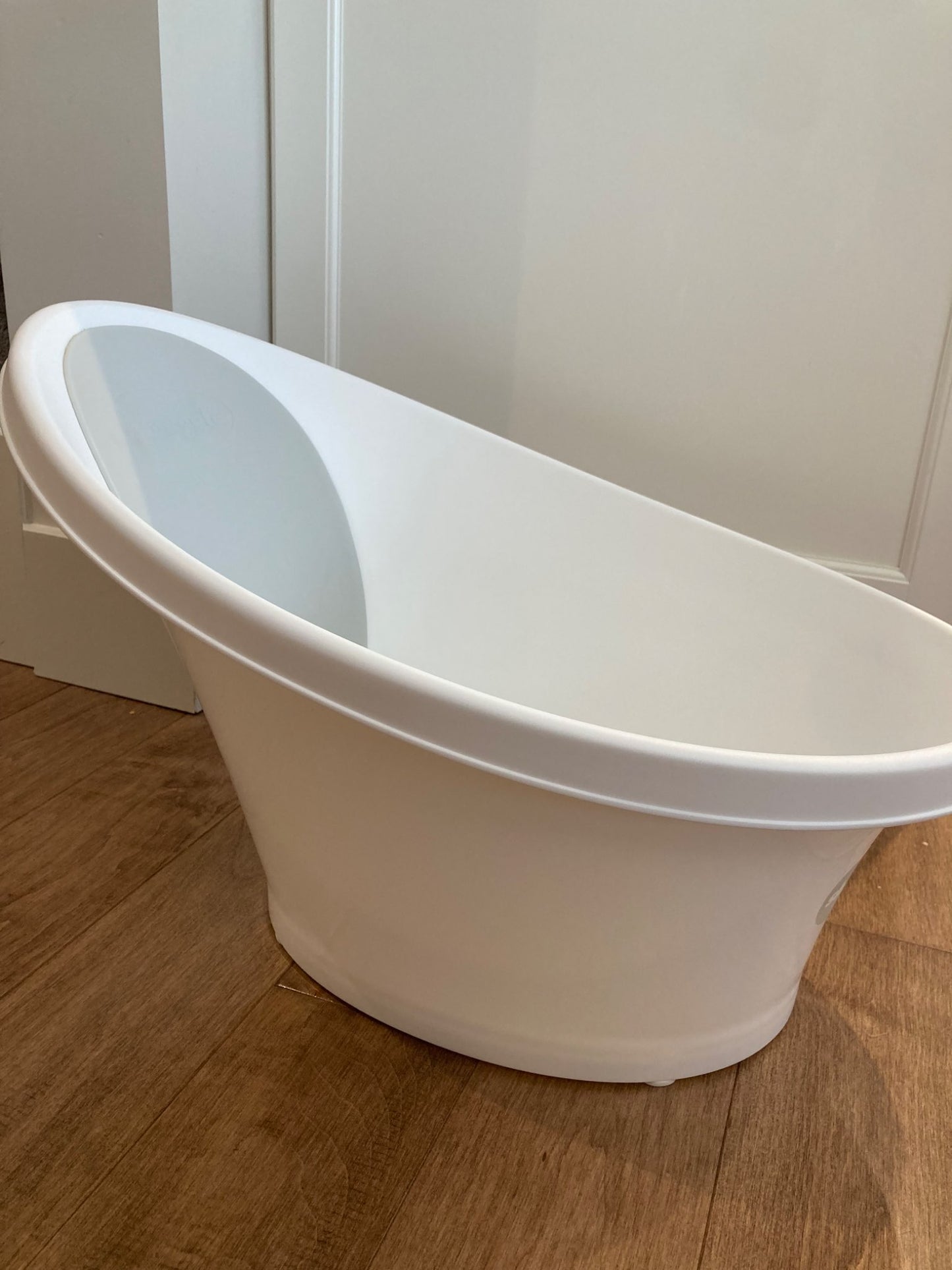 Schnuggle Baby Bath Tub - Retails $63.95