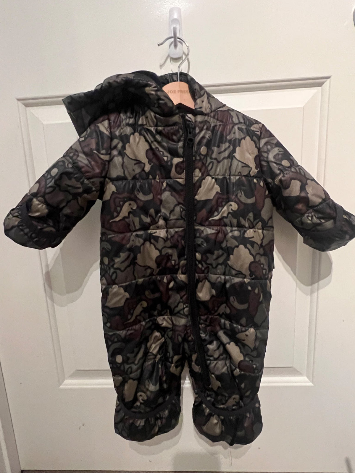 Joe Fresh Dino snowsuit 3-6months, Kids 6 Month (3-6M)