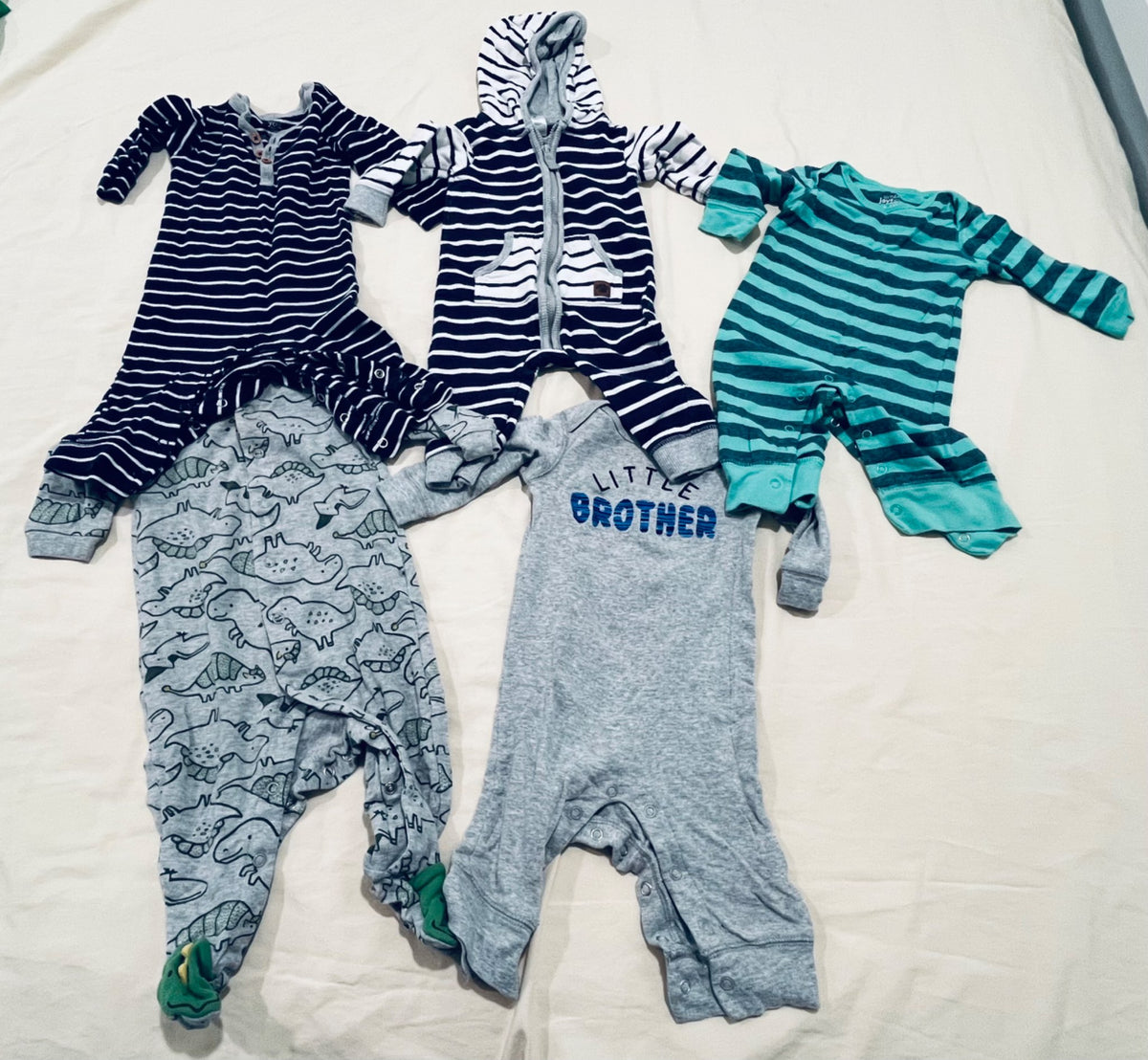 Carter’s 4pack onesies 3-6 mos + 1 free onesie, Kids 6 Month (3-6M)