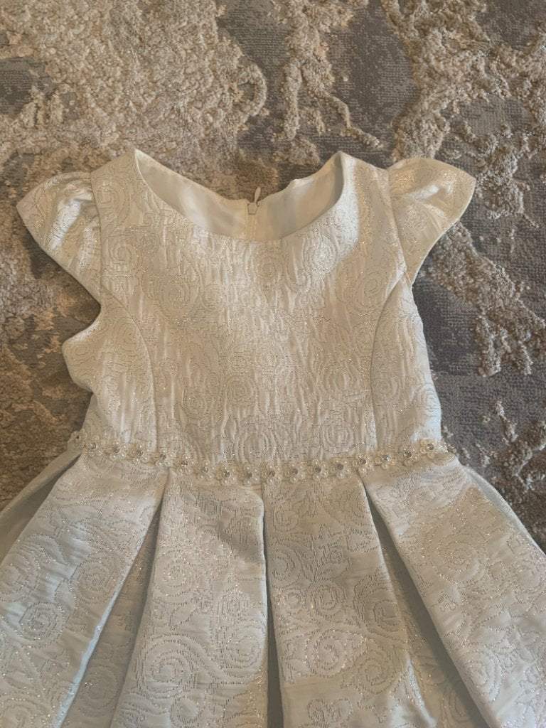 Princess faith size 6 white dress with silver thread design, Kids 6/6X (extra small)