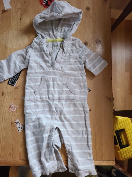 Old navy 3 to 6 month outfit with hood, Kids 6 Month (3-6M)