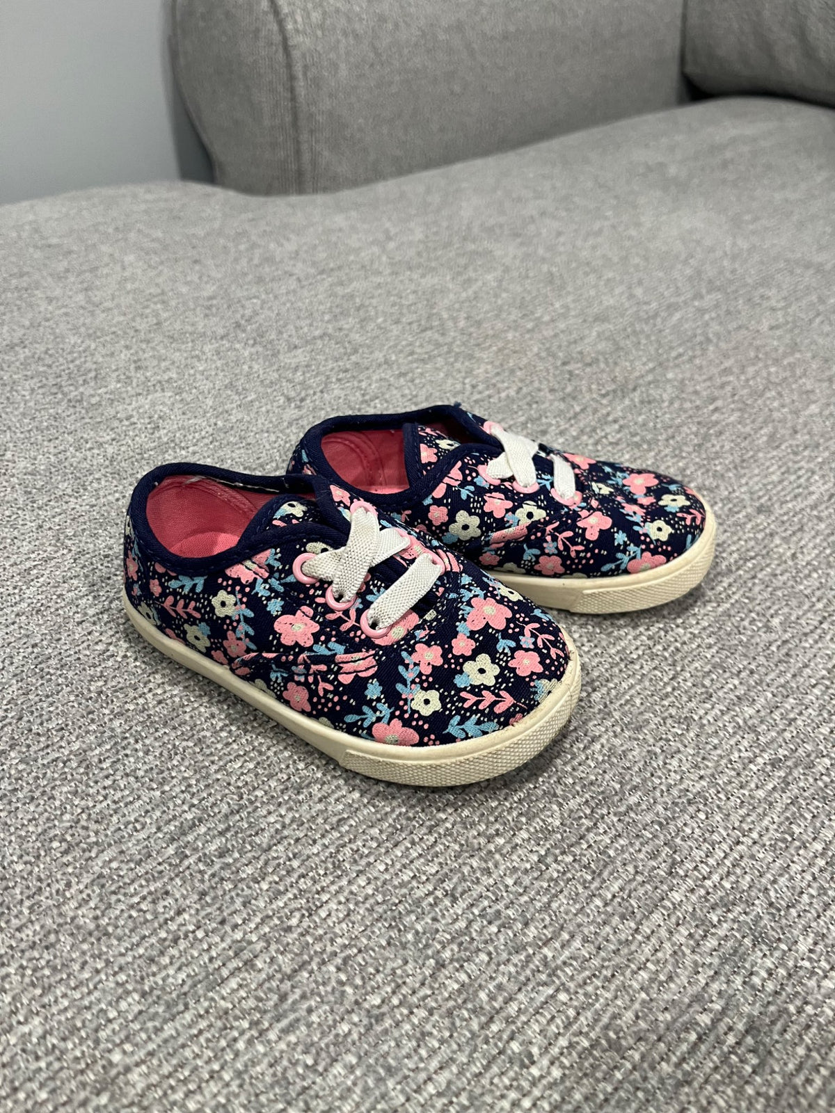 Size 6 toddler shoe, Shoes 6 (Walkers:12-24 mth)