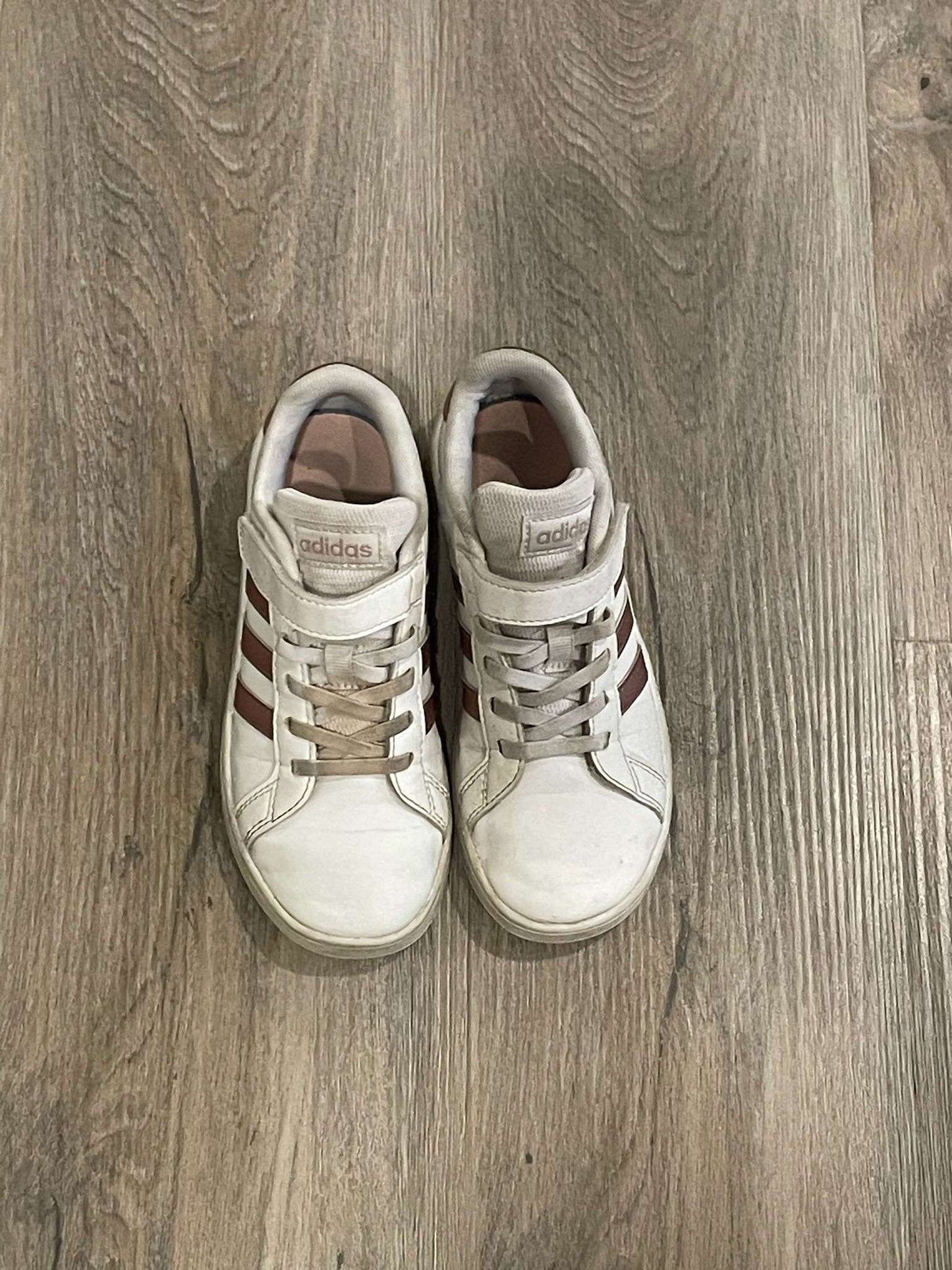 Adidas sneakers Size 1, Shoes 1 (Kids:4-8yr)