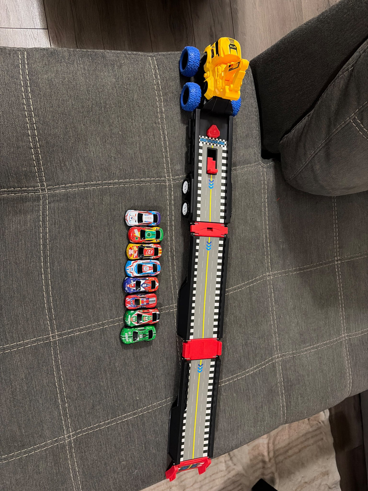 Foldable race track with cars