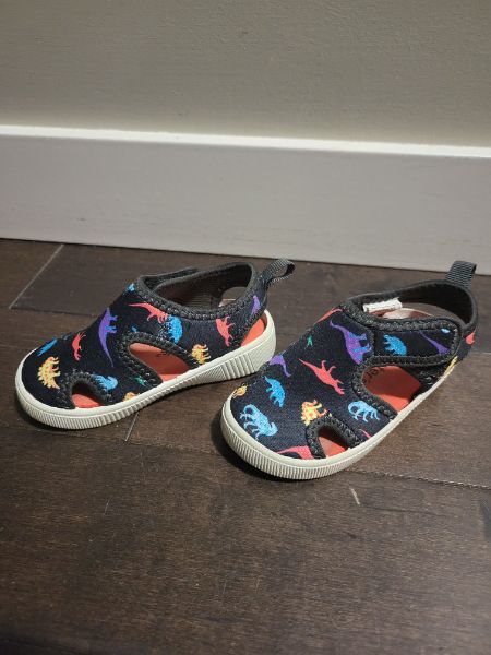 Boys 4T water shoes, Shoes 4.5 (Walkers:12-24 mth)