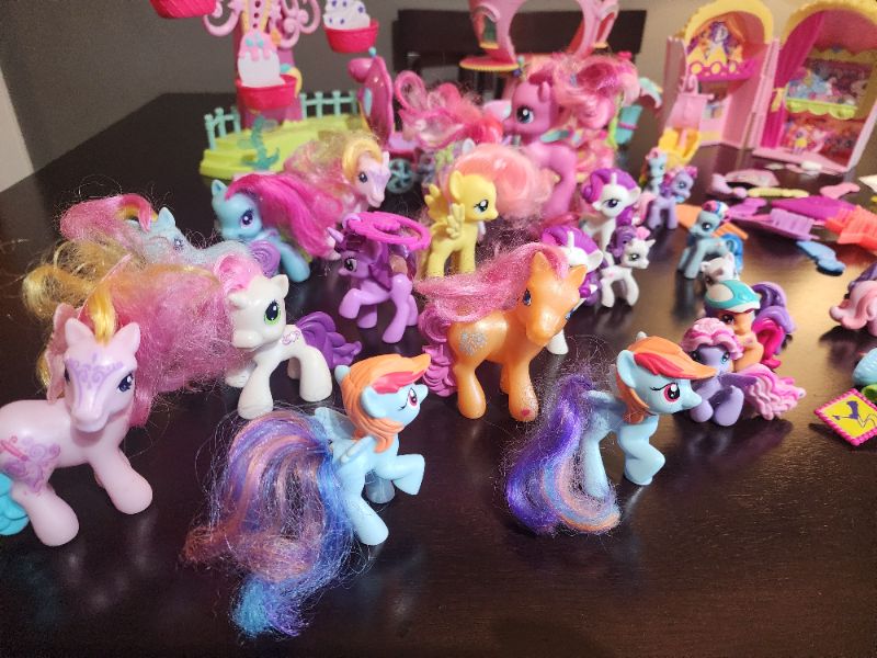 My Little Pony collection with 4 sets, 20+ ponies and accessories!