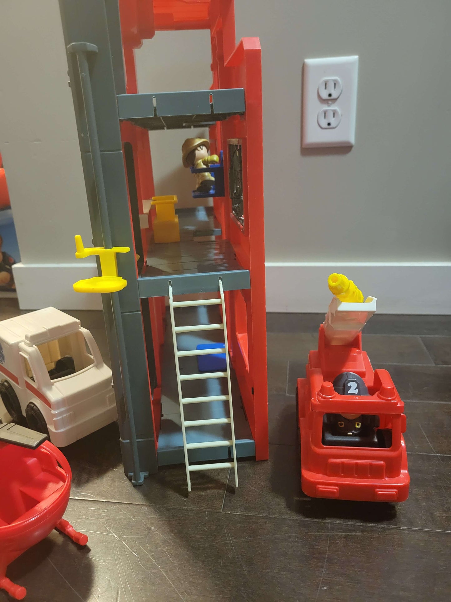 Fire station toy set