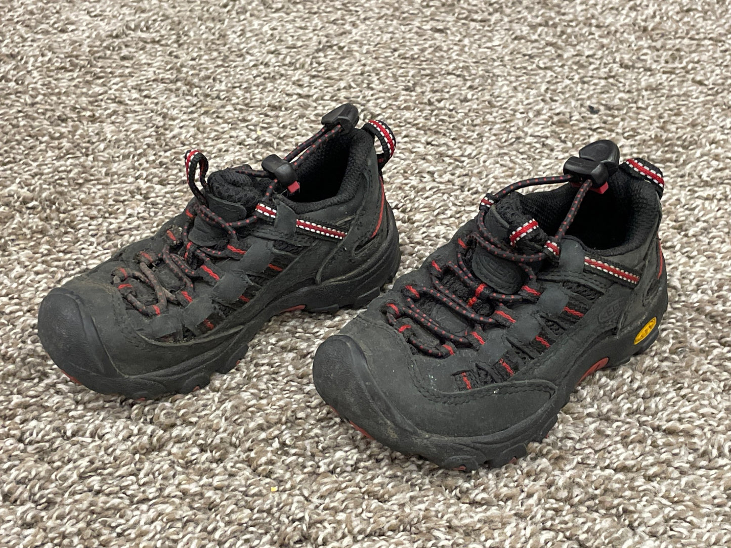 Black Keen Hiking Shoes / Sneakers, size 8, Very Good Used Condition (VGUC), Shoes 8 (Toddler:2-4yr)