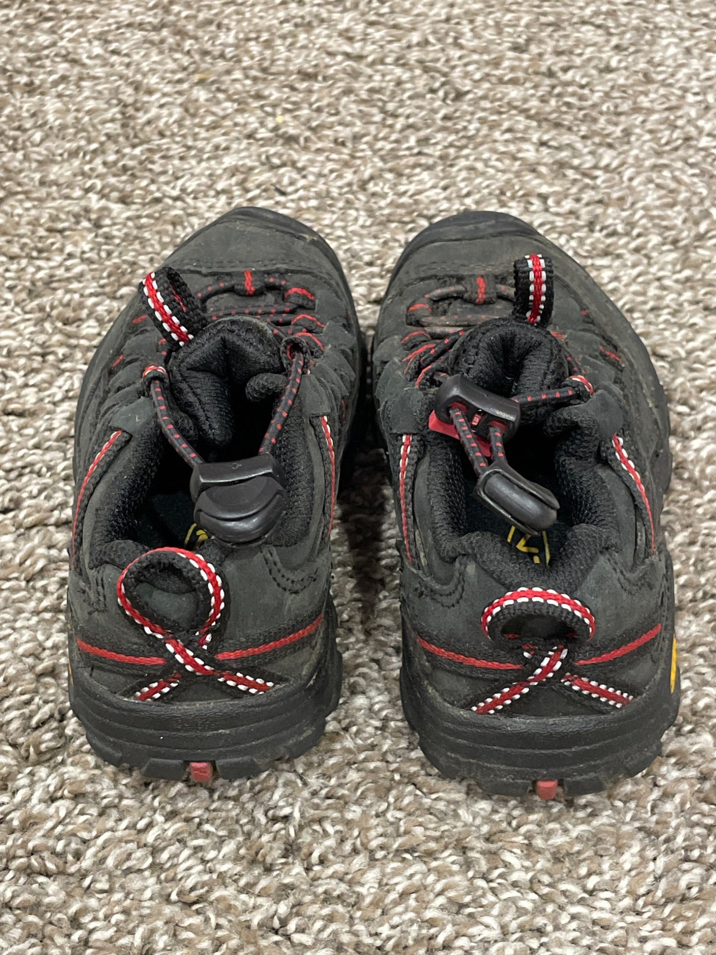 Black Keen Hiking Shoes / Sneakers, size 8, Very Good Used Condition (VGUC), Shoes 8 (Toddler:2-4yr)