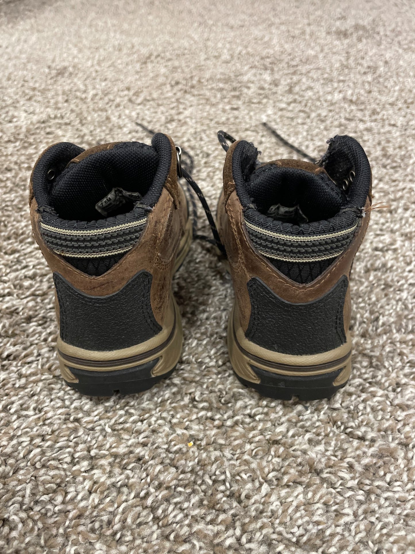 Boys Timberland Waterproof Hiking Boots, Genuine Leather, Size 7.5, Very Good Used Condition (VGUC), Shoes 7.5 (Toddler:2-4yr)