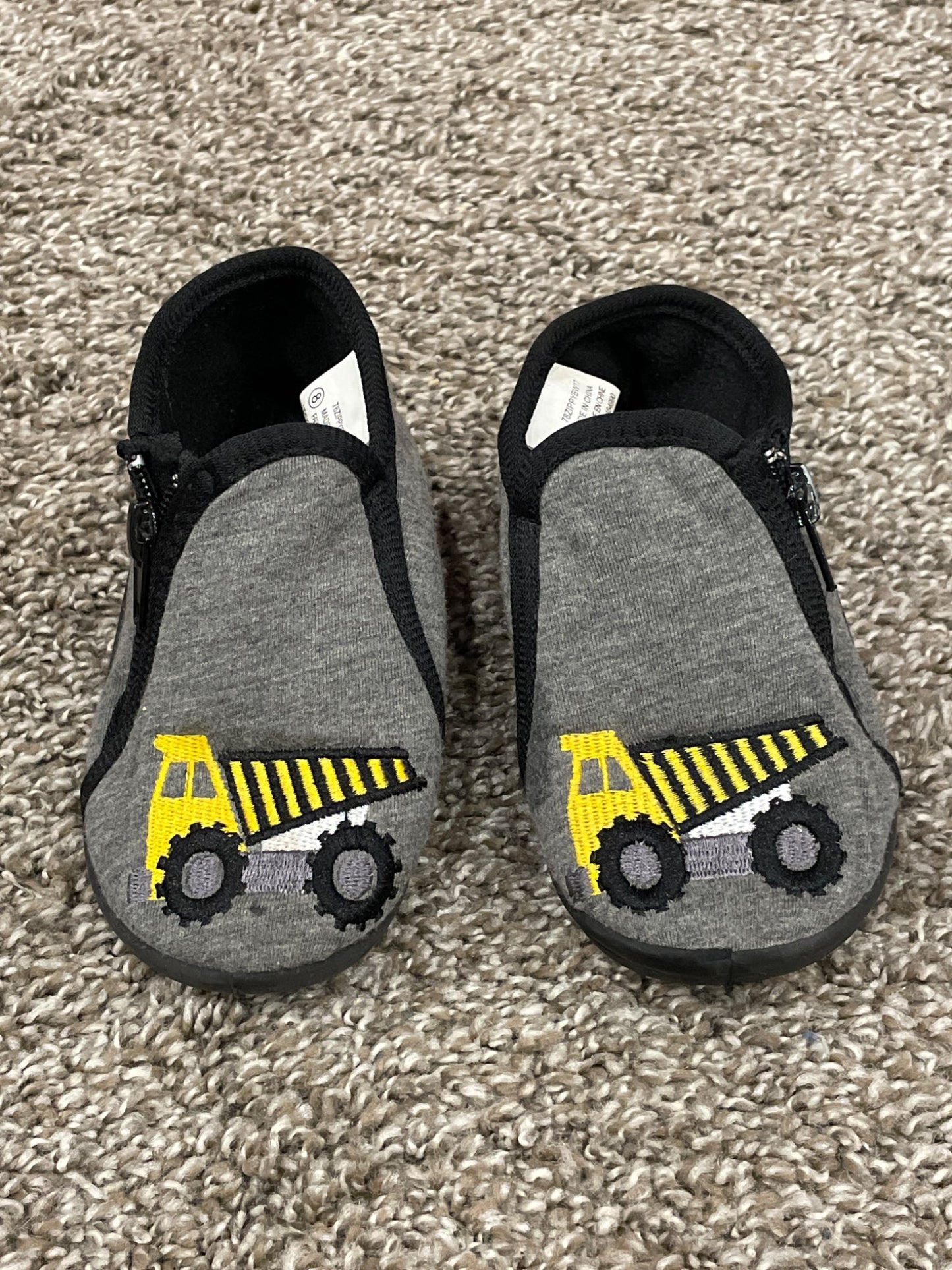 Boys Construction Slippers, size 8, Very Good Used Condition (VGUC), Shoes 8 (Toddler:2-4yr)