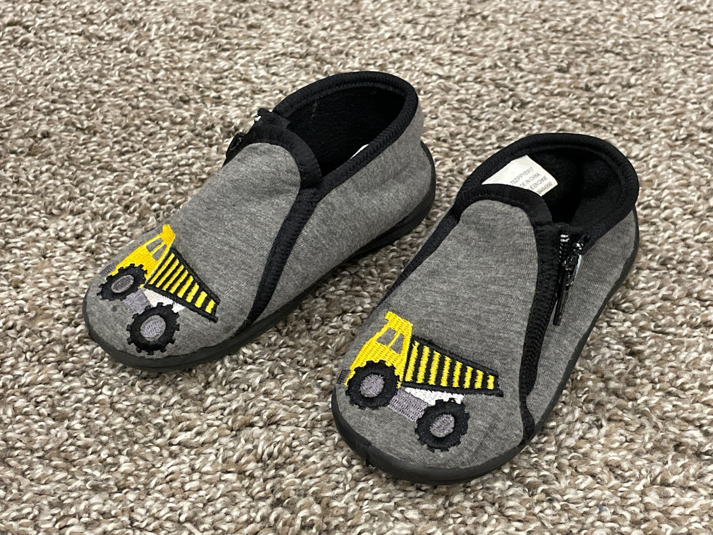 Boys Construction Slippers, size 8, Very Good Used Condition (VGUC), Shoes 8 (Toddler:2-4yr)