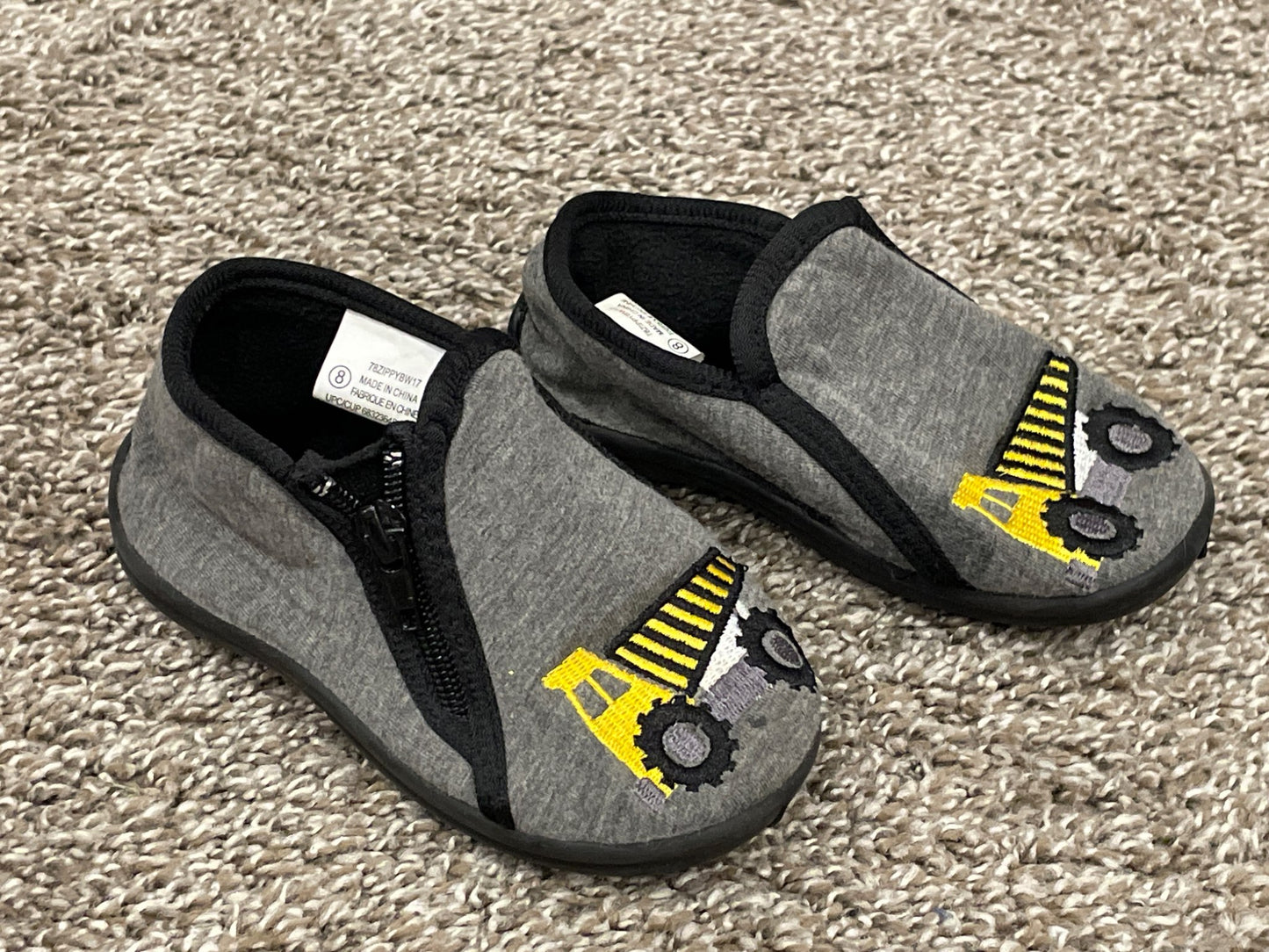 Boys Construction Slippers, size 8, Very Good Used Condition (VGUC), Shoes 8 (Toddler:2-4yr)