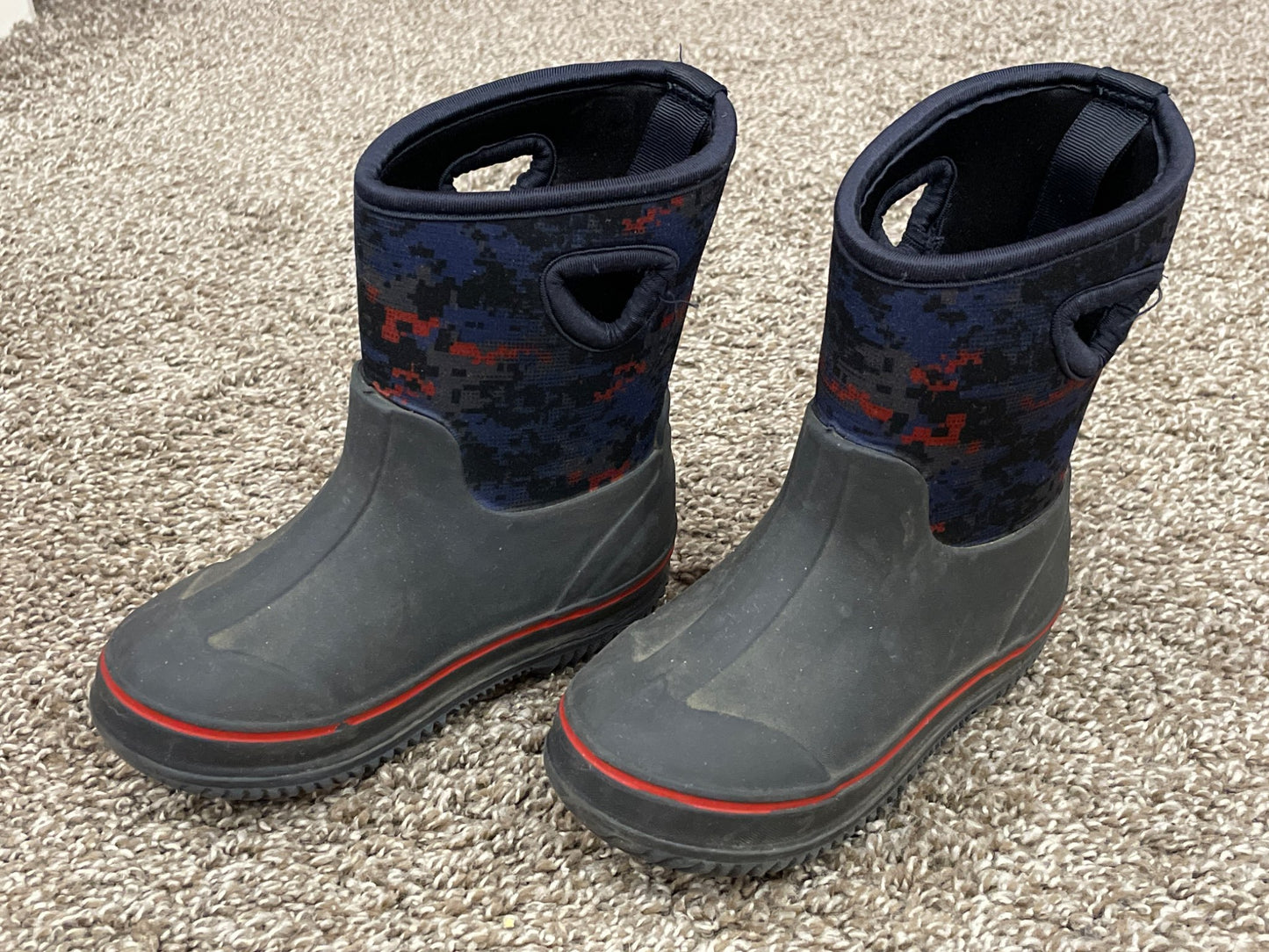 Boys Camo Element Seasonal Boots, size 10, Very Good Used Condition (VGUC), Shoes 10 (Toddler:2-4yr)