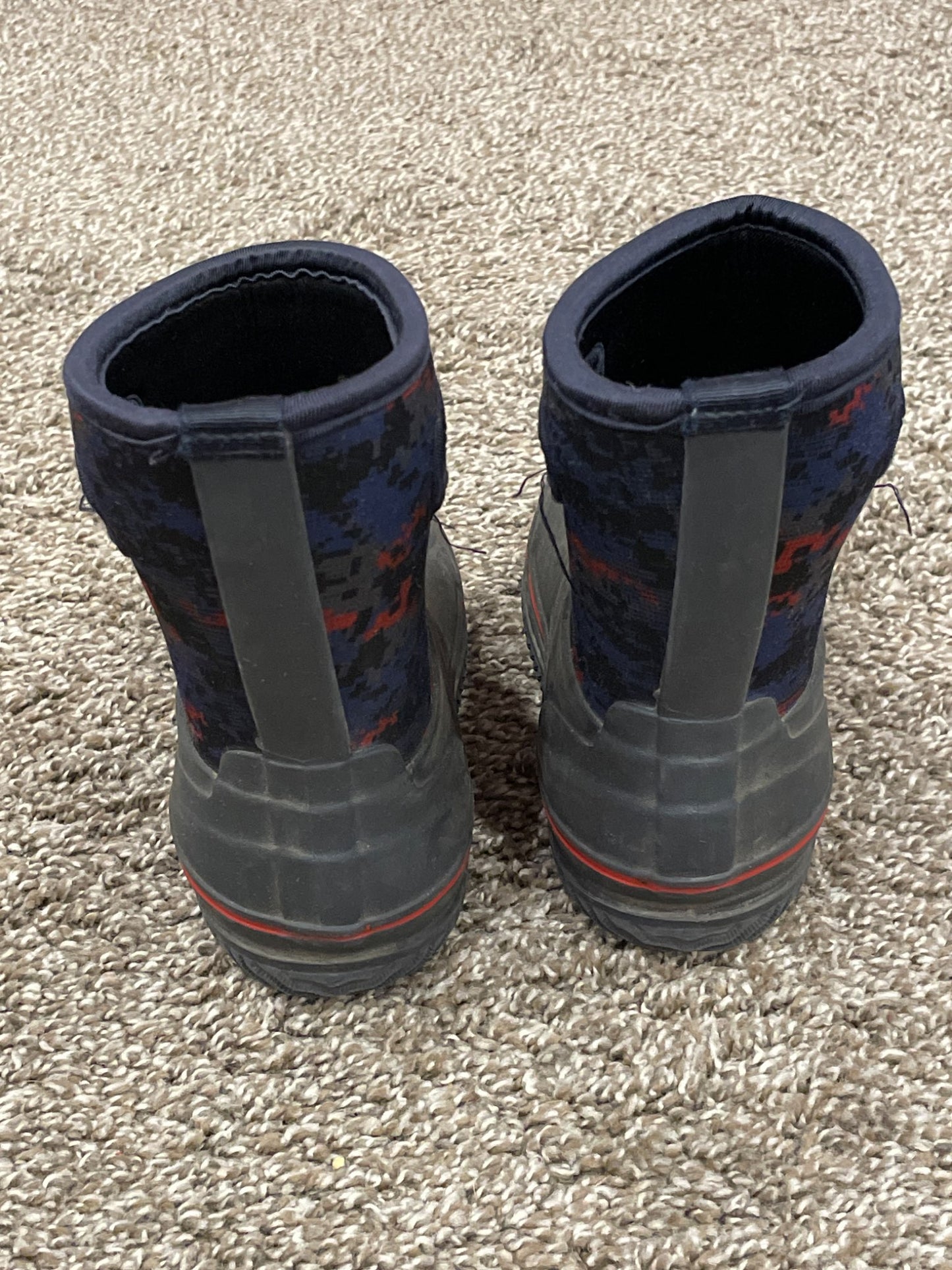 Boys Camo Element Seasonal Boots, size 10, Very Good Used Condition (VGUC), Shoes 10 (Toddler:2-4yr)