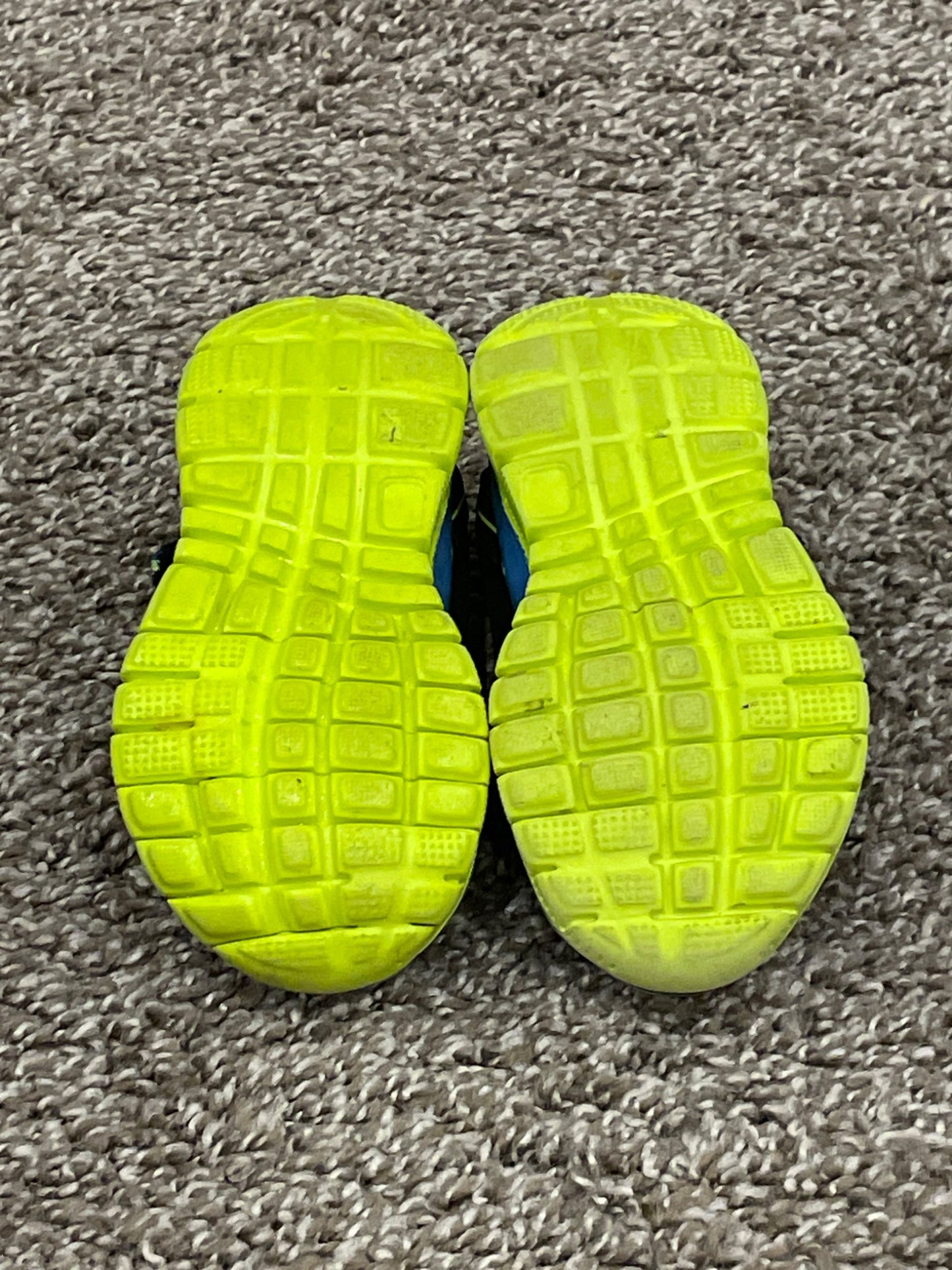 Boys Wilson Running Shoes / Sneakers, size 5, Very Good Used Condition (VGUC), Shoes 5 (Walkers:12-24 mth)
