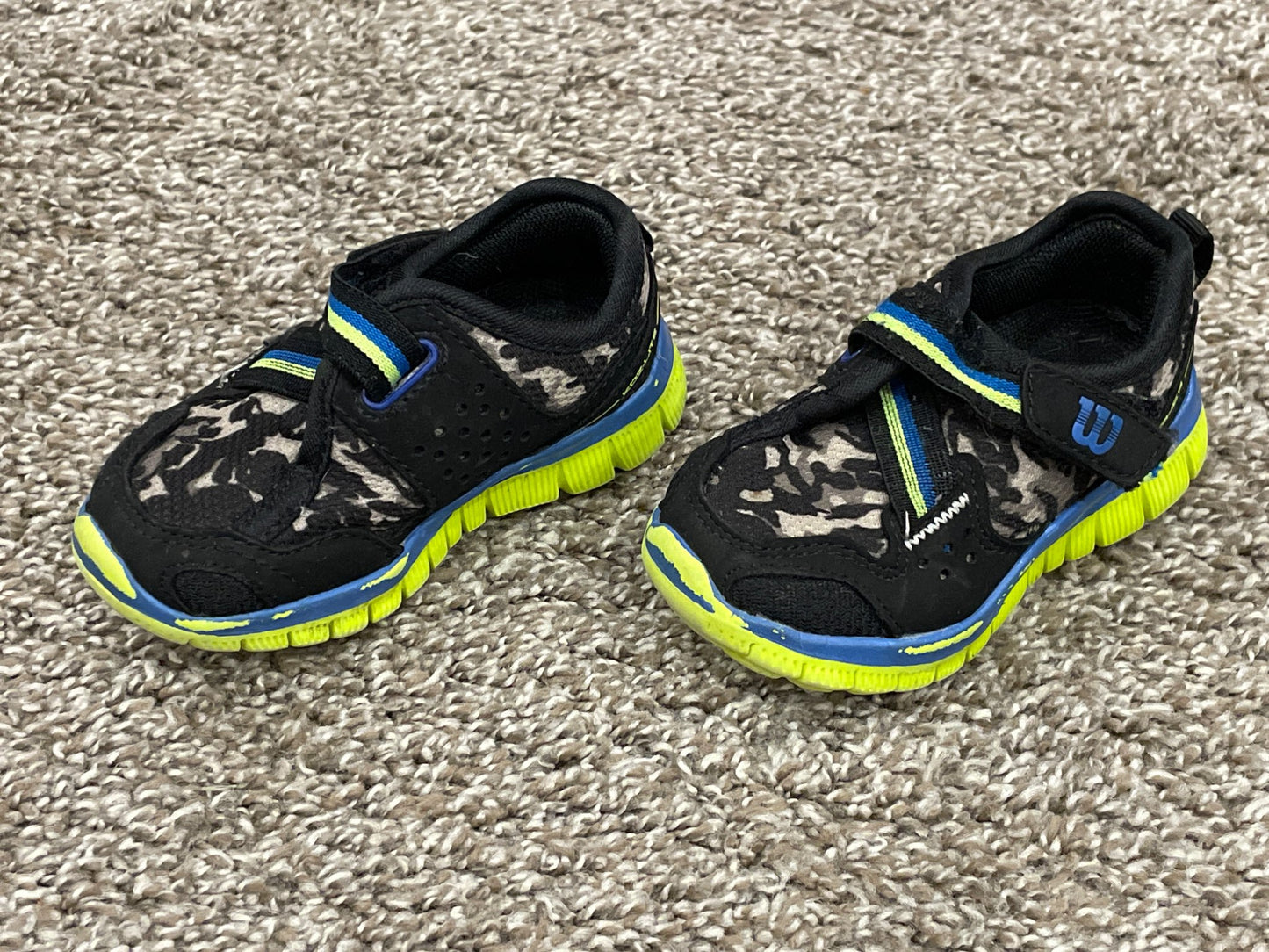 Boys Wilson Running Shoes / Sneakers, size 5, Very Good Used Condition (VGUC), Shoes 5 (Walkers:12-24 mth)