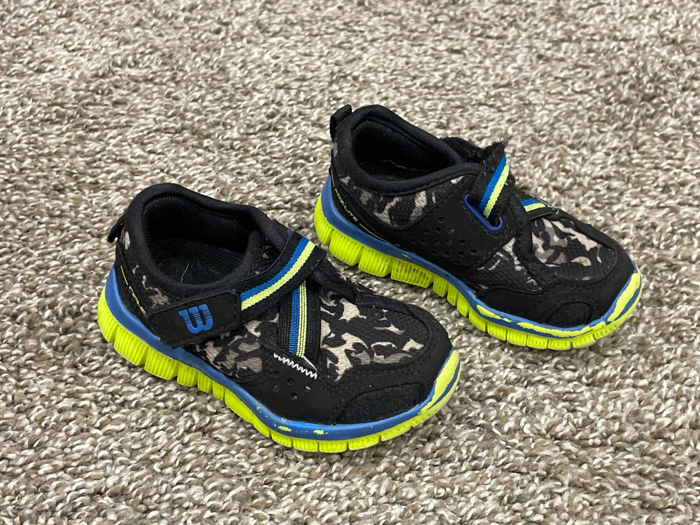 Boys Wilson Running Shoes / Sneakers, size 5, Very Good Used Condition (VGUC), Shoes 5 (Walkers:12-24 mth)