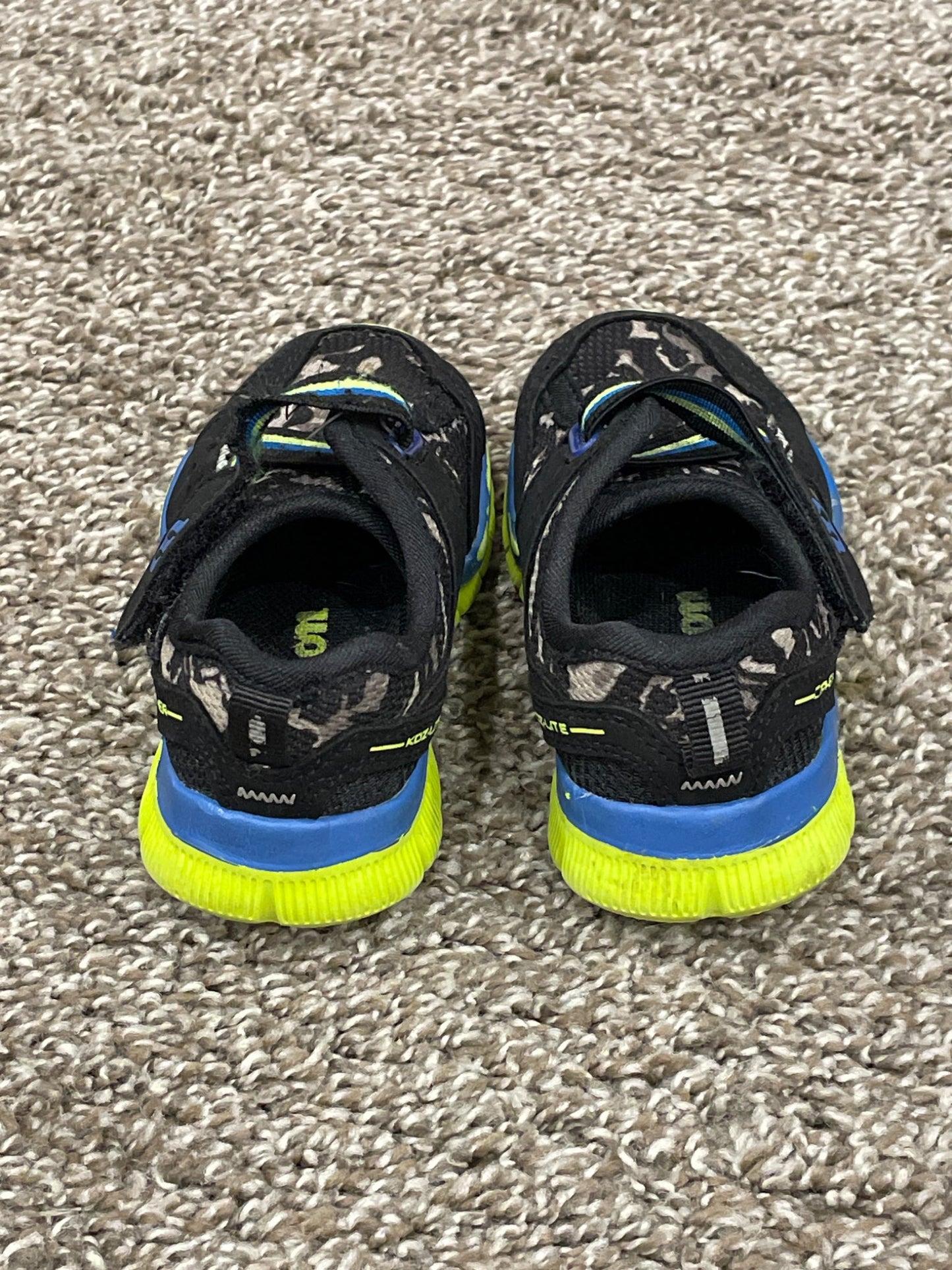 Boys Wilson Running Shoes / Sneakers, size 5, Very Good Used Condition (VGUC), Shoes 5 (Walkers:12-24 mth)