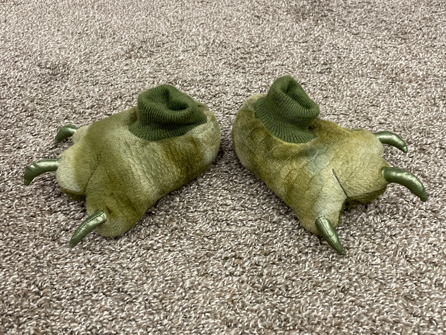 Boys Green Dinosaur Feet Slippers, Size 18-24 mos, Excellent Uses Condition (EUC), Shoes 5.5 (Walkers:12-24 mth)