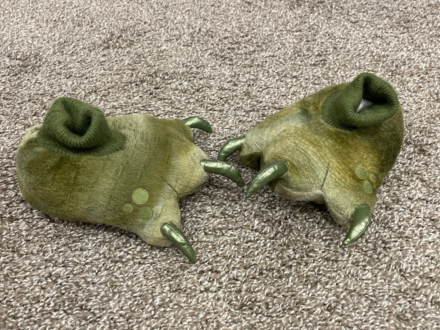 Boys Green Dinosaur Feet Slippers, Size 18-24 mos, Excellent Uses Condition (EUC), Shoes 5.5 (Walkers:12-24 mth)
