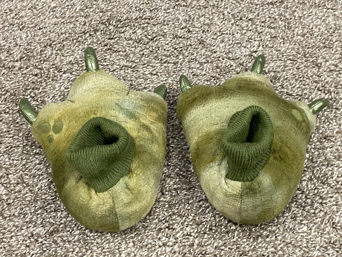 Boys Green Dinosaur Feet Slippers, Size 18-24 mos, Excellent Uses Condition (EUC), Shoes 5.5 (Walkers:12-24 mth)