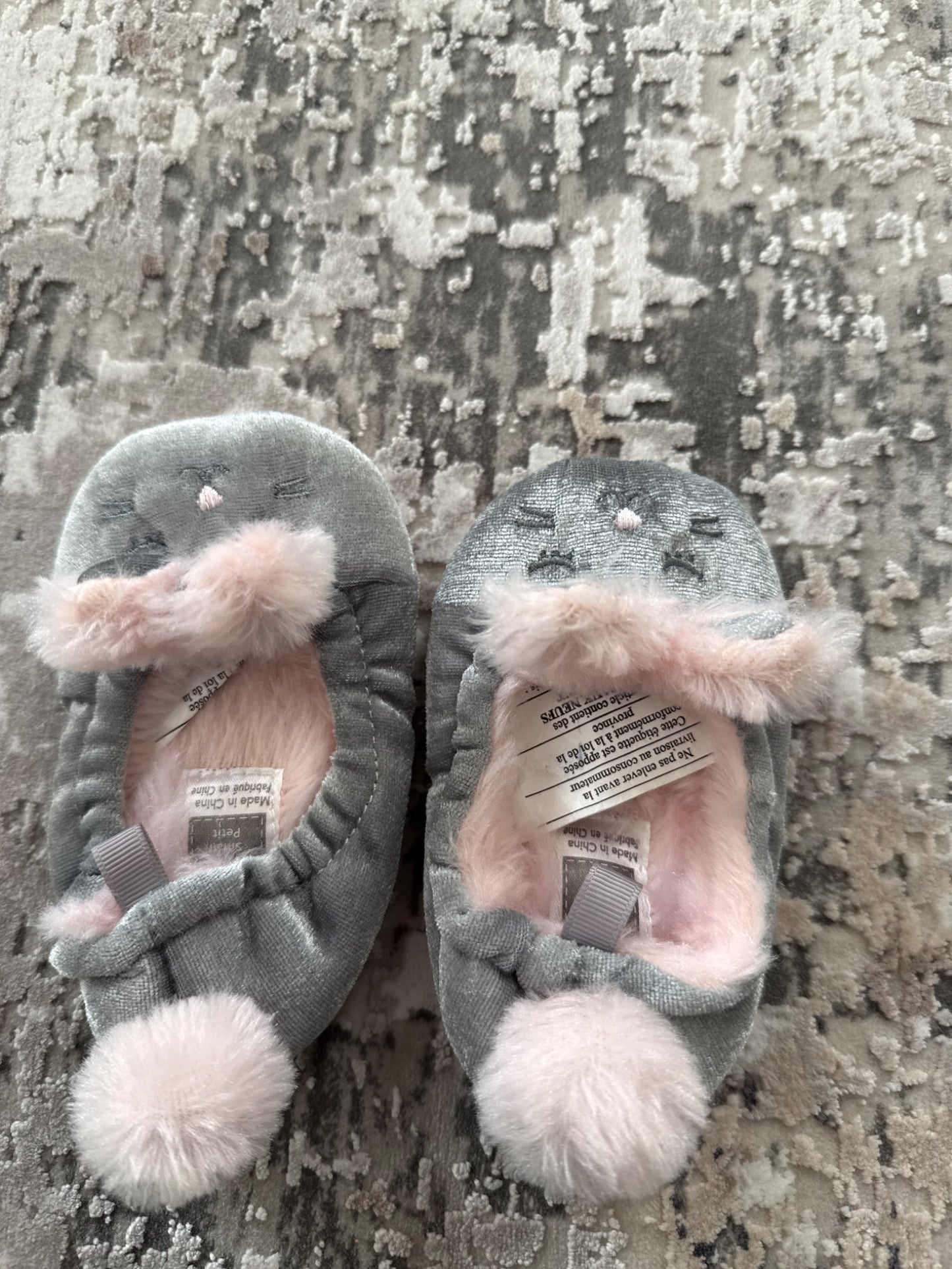 Carter’s size 5/6 bunny grey & pink slippers , Shoes 5.5 (Walkers:12-24 mth)